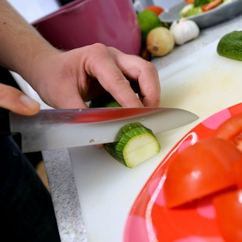 Weil er trotz Langzeiterkrankung in Kochshows auftrat, könnte ein Lehrer aus Köln nun Probleme bekommen. (Symbolbild)
