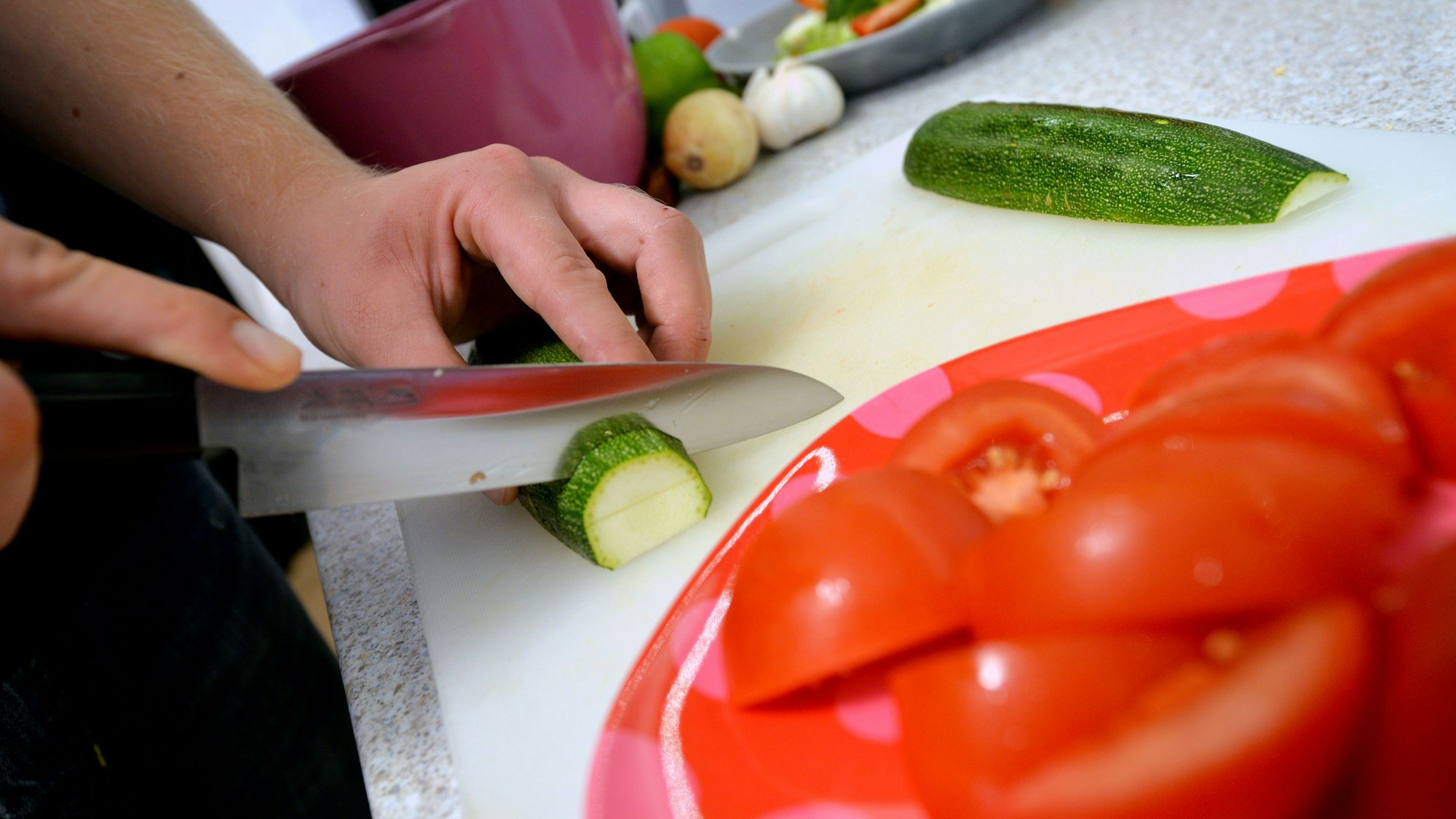 Weil er trotz Langzeiterkrankung in Kochshows auftrat, könnte ein Lehrer aus Köln nun Probleme bekommen. (Symbolbild)