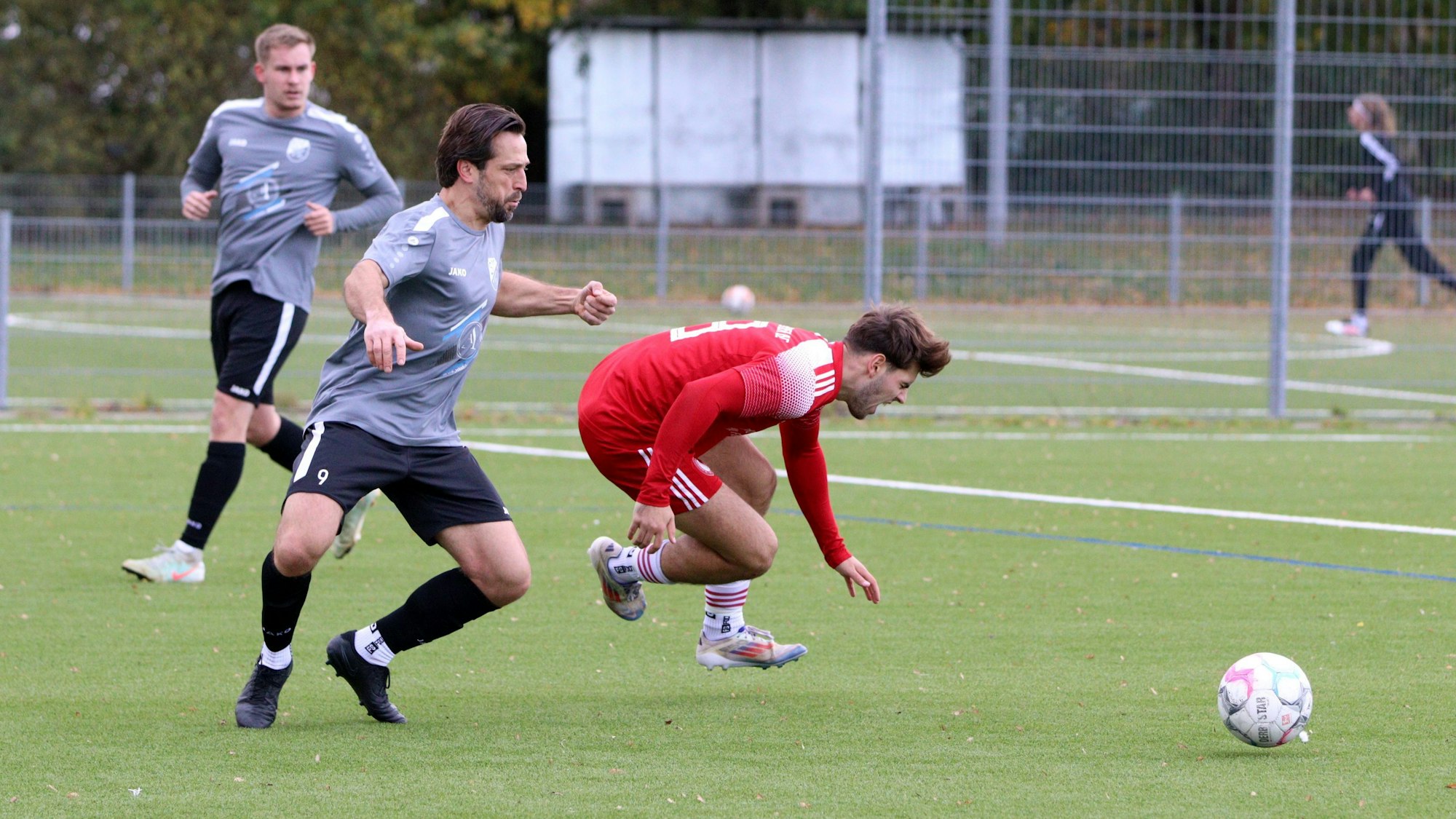 Nach der Berührung mit Gegenspieler Janni Falkenstein hebt Athanasios Lafazanis laut schreiend ab.