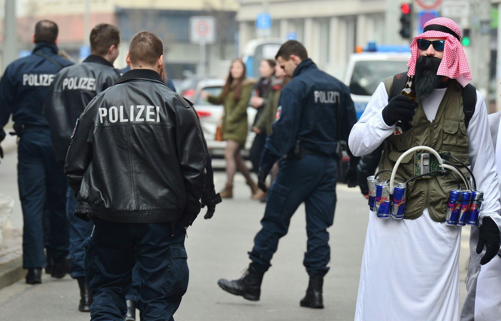 Die Kölner Polizei warnt vor dem Mitführen echt aussehender Waffenattrappen im Karneval. (Archivbild).