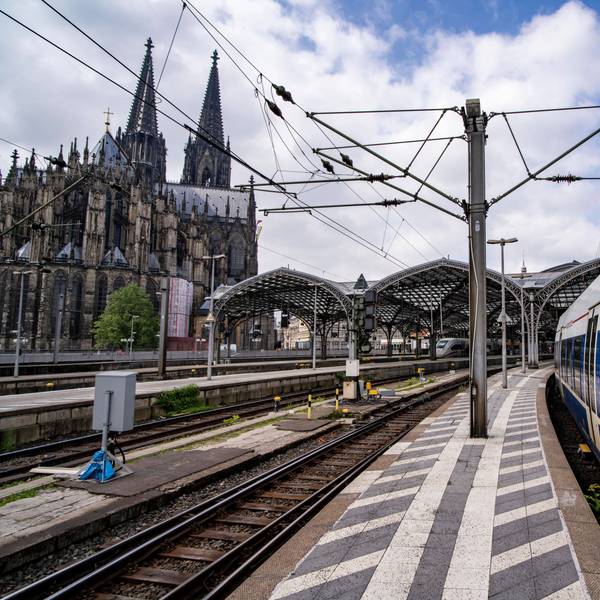 National Express, Regionalexpress, fährt in den Kölner Hauptbahnhof ein, Kölner Dom, NRW, Deutschland HBF Köln *** National Express, regional express, arriving at Cologne Central Station, Cologne Cathedral, NRW, Germany Cologne Central Station
