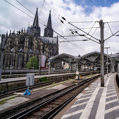 National Express, Regionalexpress, fährt in den Kölner Hauptbahnhof ein, Kölner Dom, NRW, Deutschland HBF Köln *** National Express, regional express, arriving at Cologne Central Station, Cologne Cathedral, NRW, Germany Cologne Central Station