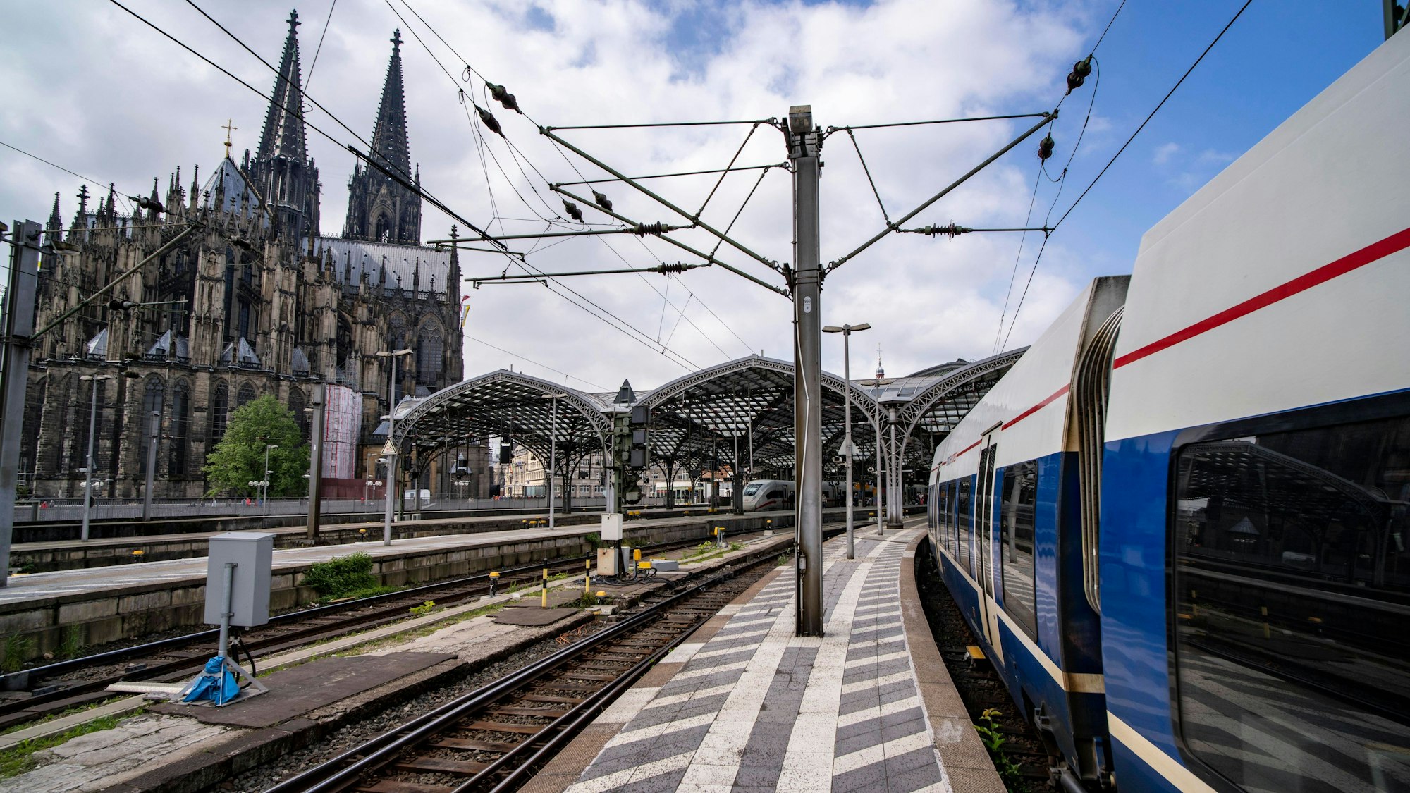 National Express, Regionalexpress, fährt in den Kölner Hauptbahnhof ein, Kölner Dom, NRW, Deutschland HBF Köln *** National Express, regional express, arriving at Cologne Central Station, Cologne Cathedral, NRW, Germany Cologne Central Station