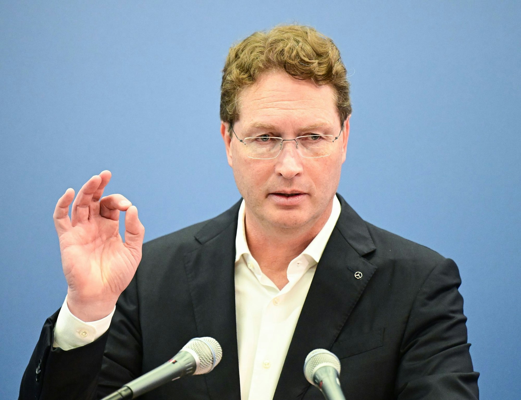 Vorstandschef Ola Källenius bekräftigt die Jahresprognose des Autobauers. (Foto-Archiv)