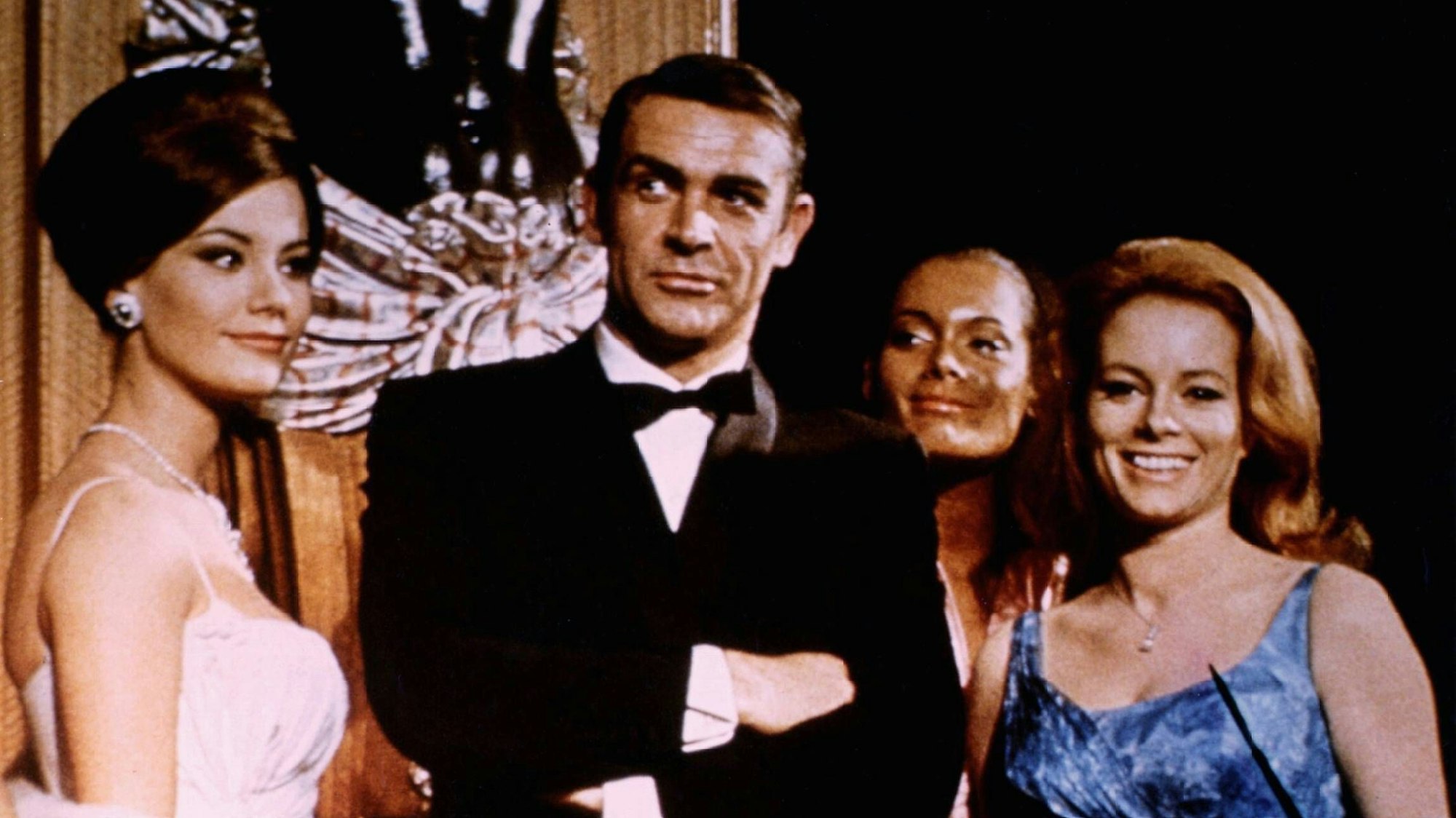 Sean Connery mit Claudine Auger (l), Martine Beswick (m) und Luciana Paluzzi (r).