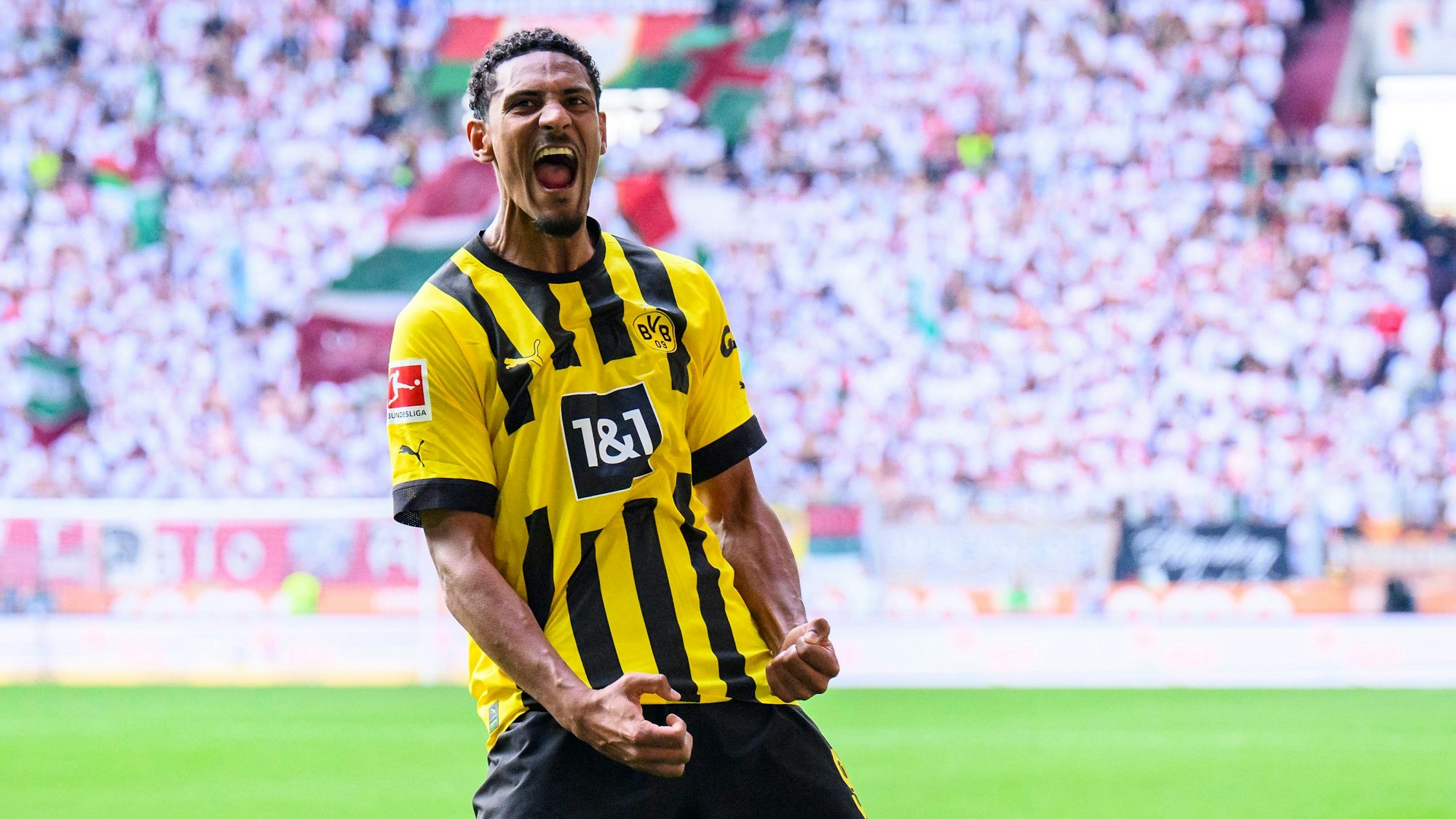 21.05.2023, Bayern, Augsburg: Fußball: Bundesliga, FC Augsburg - Borussia Dortmund, 33. Spieltag, WWK-Arena. Dortmunds Sebastien Haller jubelt nach seinem Tor zum 0:2. Foto: Tom Weller/dpa - WICHTIGER HINWEIS: Gemäß den Vorgaben der DFL Deutsche Fußball Liga bzw. des DFB Deutscher Fußball-Bund ist es untersagt, in dem Stadion und/oder vom Spiel angefertigte Fotoaufnahmen in Form von Sequenzbildern und/oder videoähnlichen Fotostrecken zu verwerten bzw. verwerten zu lassen. +++ dpa-Bildfunk +++