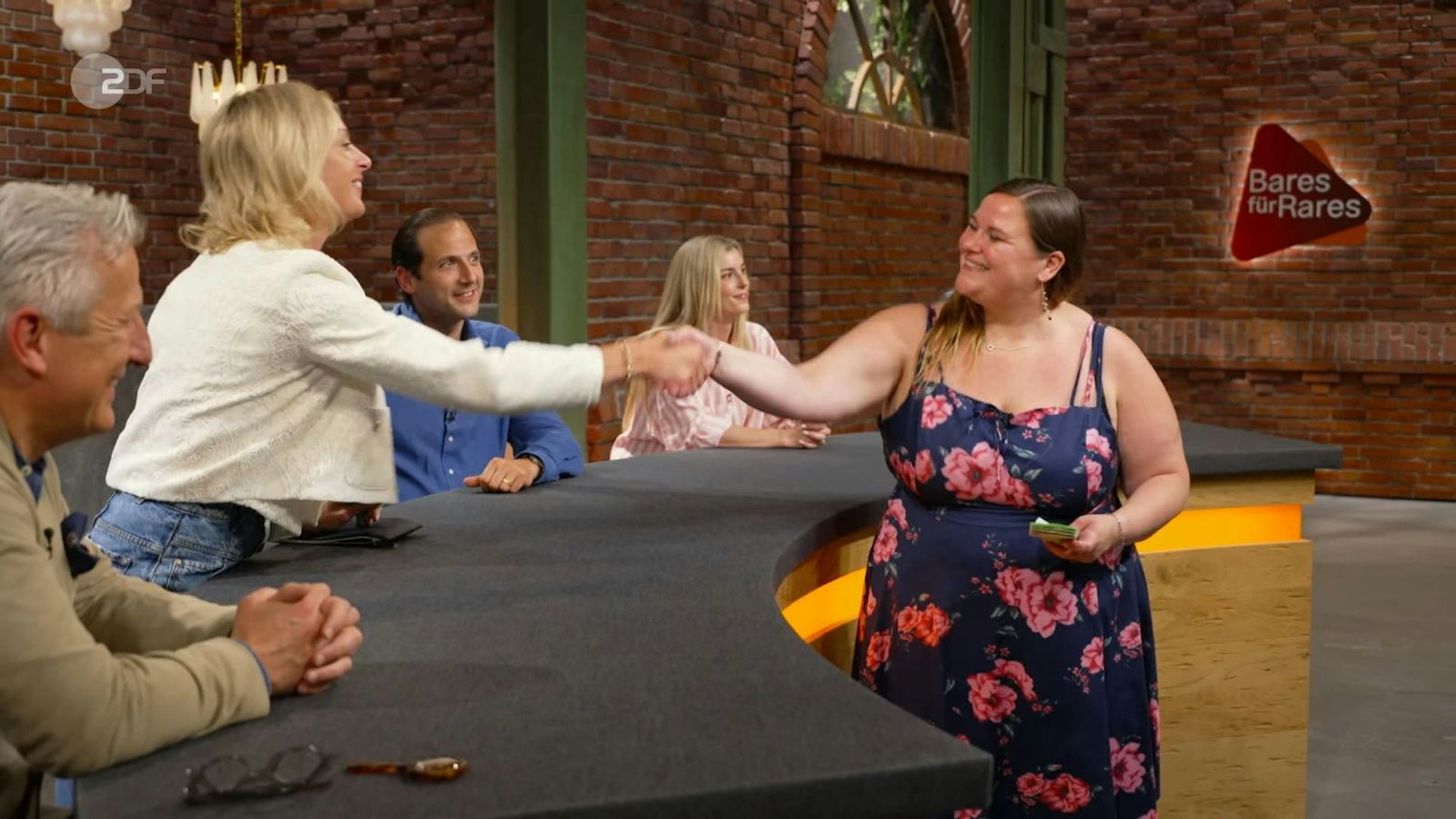 Steiger wollte aus dem Koffer einen Tisch für ihren Laden machen: „Wenn ich mit dem fertig bin, ist das mein neuer blauer Diamant.“ (Bild: ZDF)