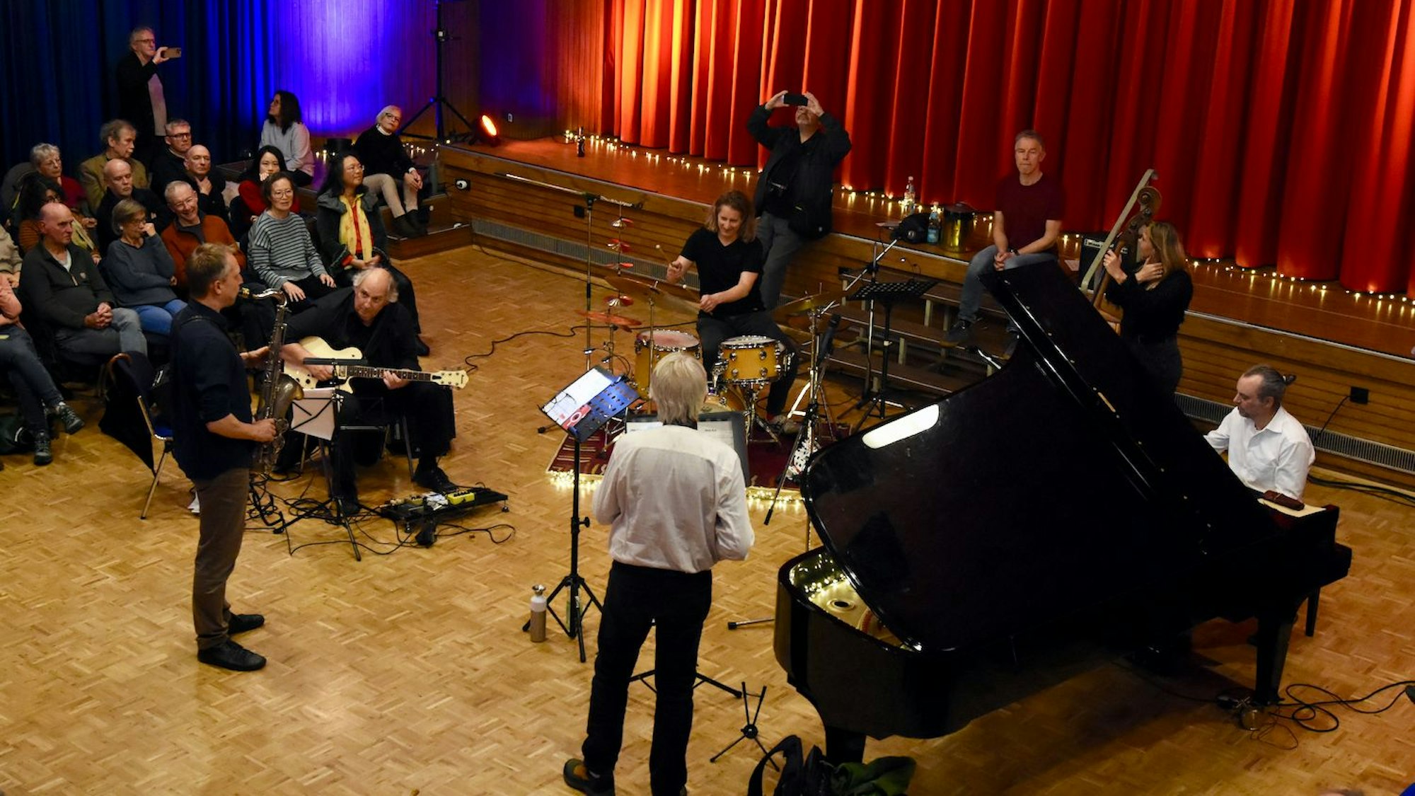 Obligatorisch agierte die Dozenten-Band von der Saalmitte aus