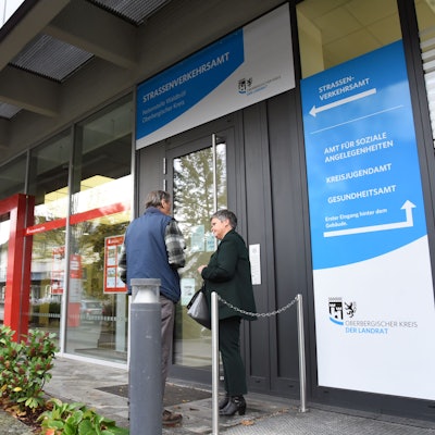 Der Oberbergische Kreis ist mit drei Außenstellen und einem eigenen Eingang in die frisch sanierte Filiale der Kreissparkasse Köln in Waldbröl eingezogen. Diese befindet sich an der Kaiserstraße 69-77.