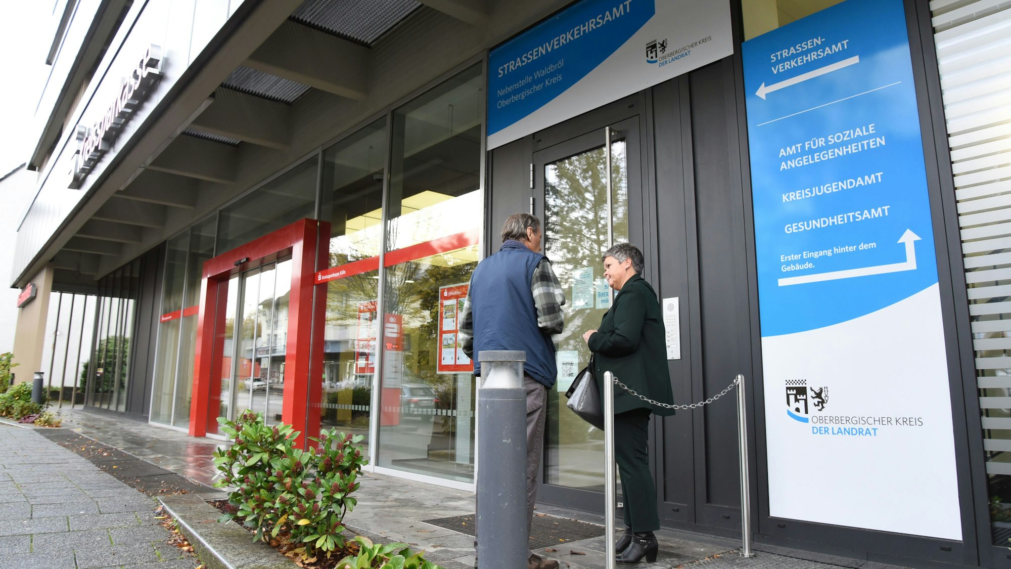 Der Oberbergische Kreis ist mit drei Außenstellen und einem eigenen Eingang in die frisch sanierte Filiale der Kreissparkasse Köln in Waldbröl eingezogen. Diese befindet sich an der Kaiserstraße 69-77.
