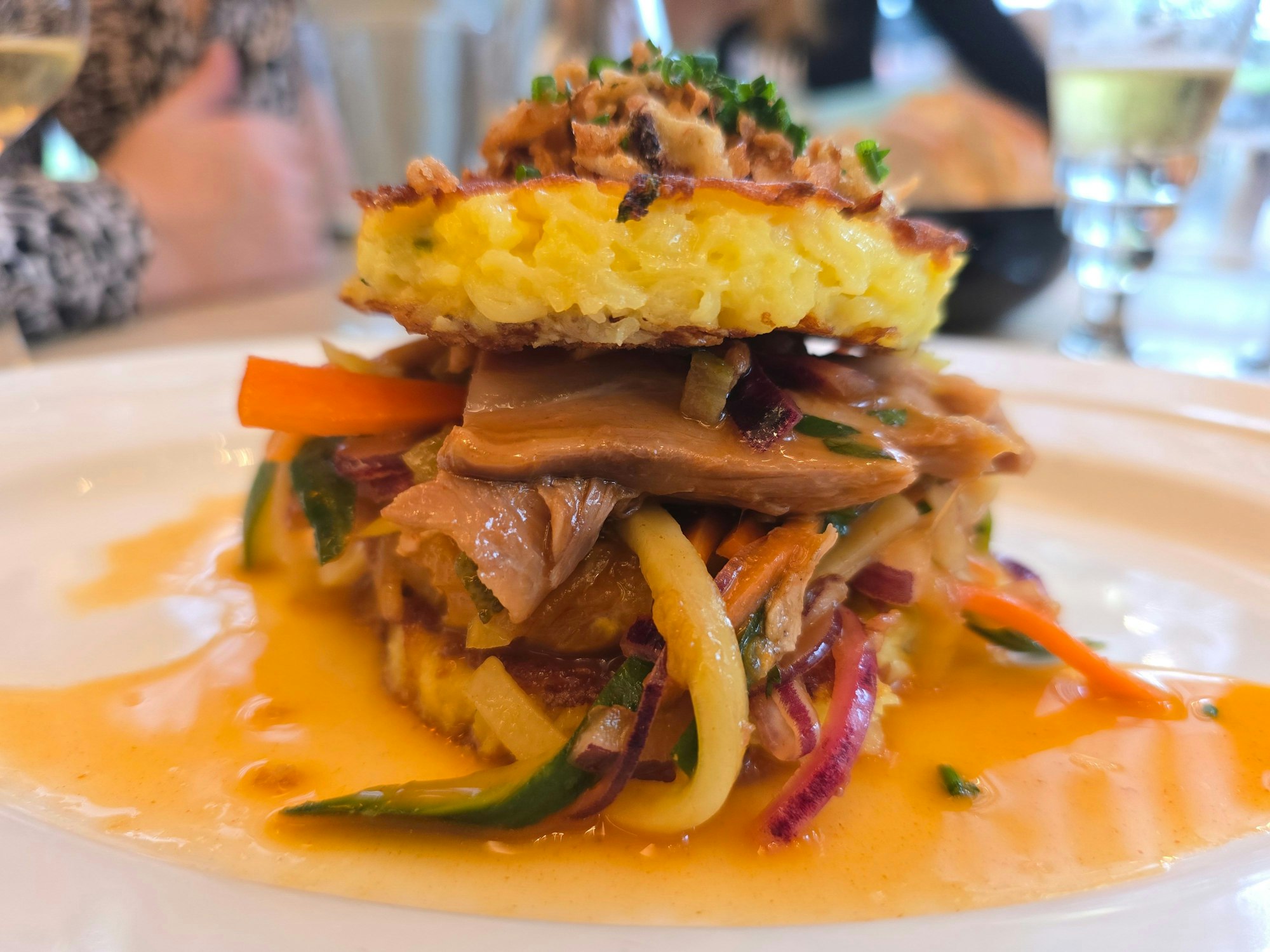 Pikanter Thai-Schweinshaxensalat mit Kartoffelpuffer