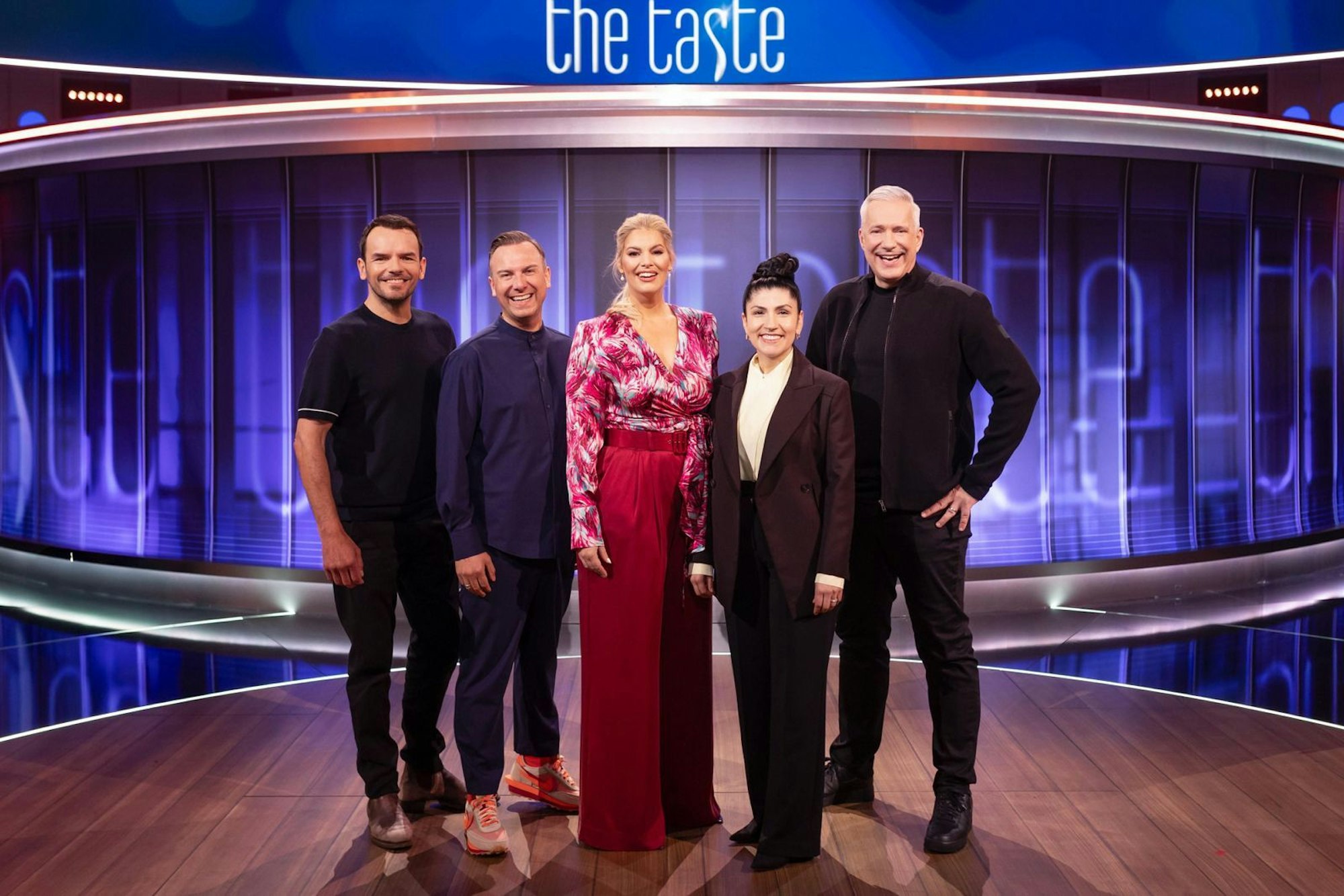 Noch wirkte die Stimmung gelöst, doch die Anspannung stieg enorm an. Bei den ersten harten Kochprüfungen mussten die Kandidaten zeigen, was in ihnen steckt. Und nicht immer waren die „Meister“ und die „Meisterin“ zufrieden. (Bild: Joyn / Benedikt Müller)