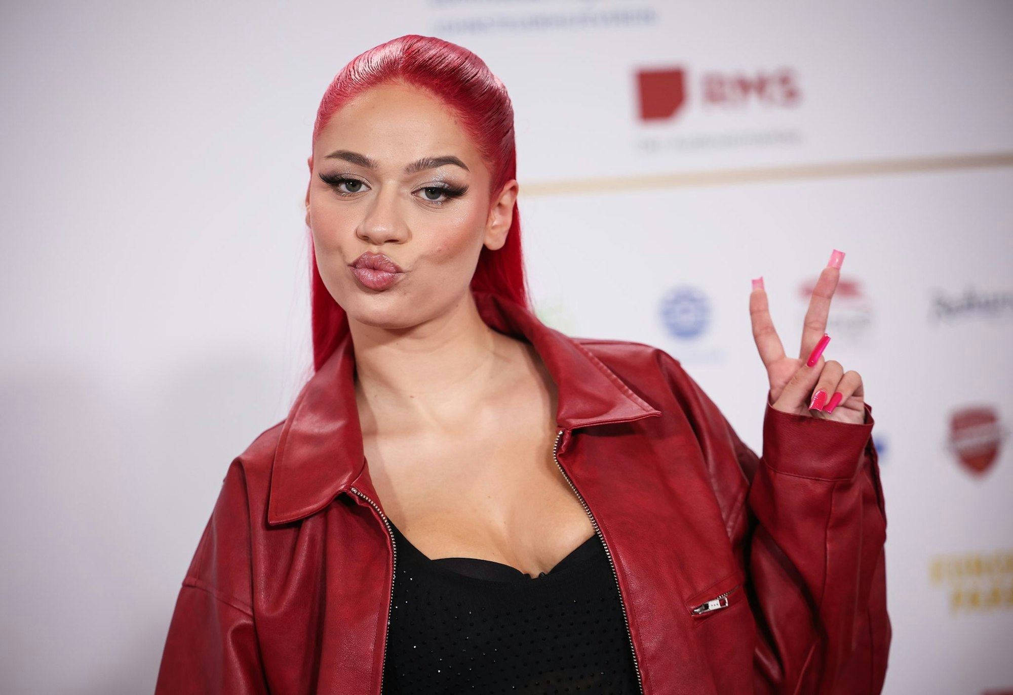 Rapperin Badmómzjay erhält eine Auszeichnung des Magazins «Glamour» (Archivbild).