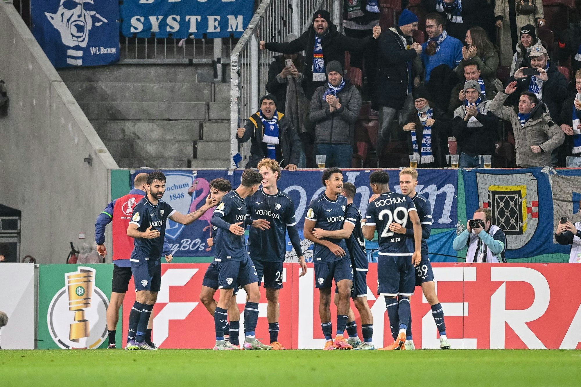 Gerrit Holtmann (l) jubelt mit den Teamkollegen nach seinem Tor.