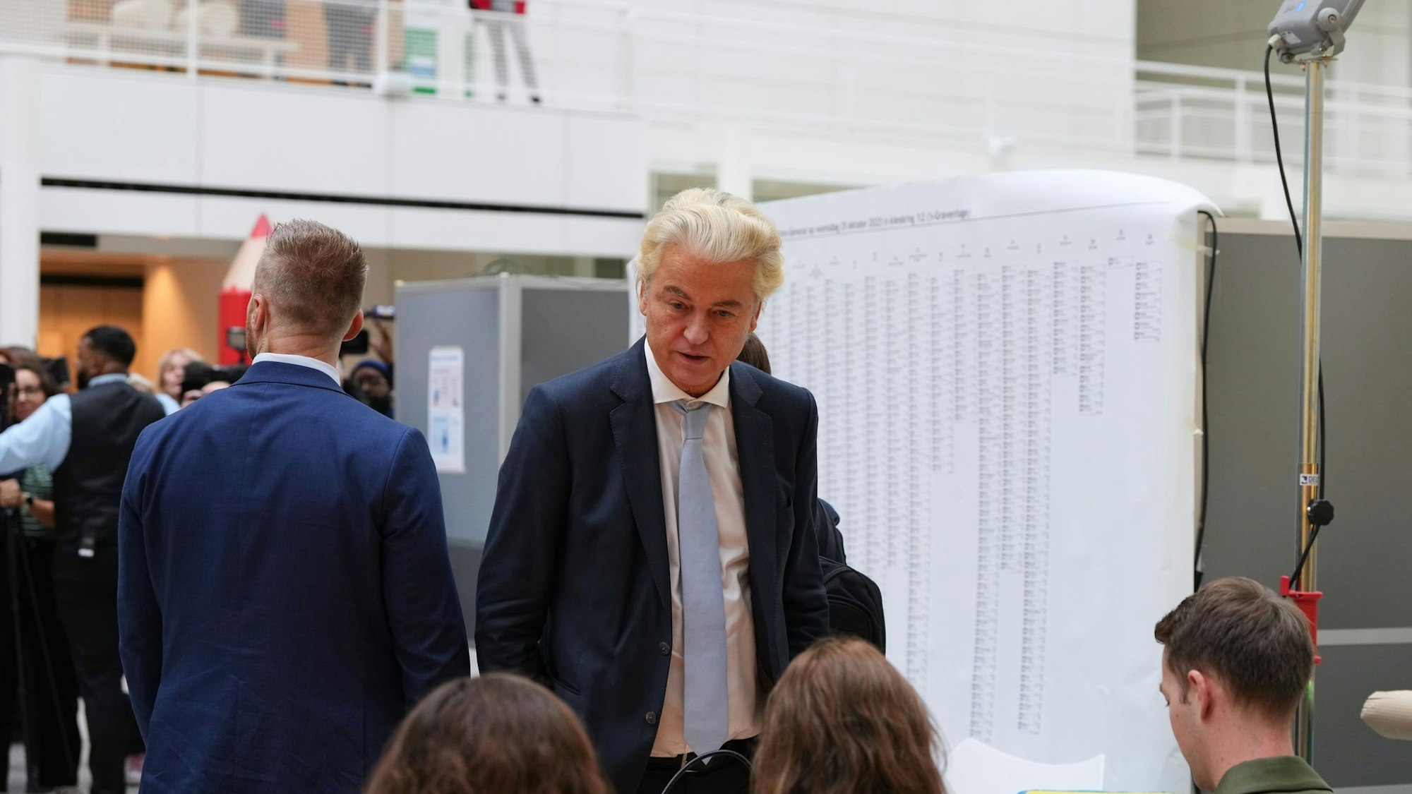 Der Rechtspopulist Geert Wilders hat einer ersten Prognose zufolge bei der Parlamentswahl in den Niederlanden seine Position als stärkste politische Kraft eingebüßt.
