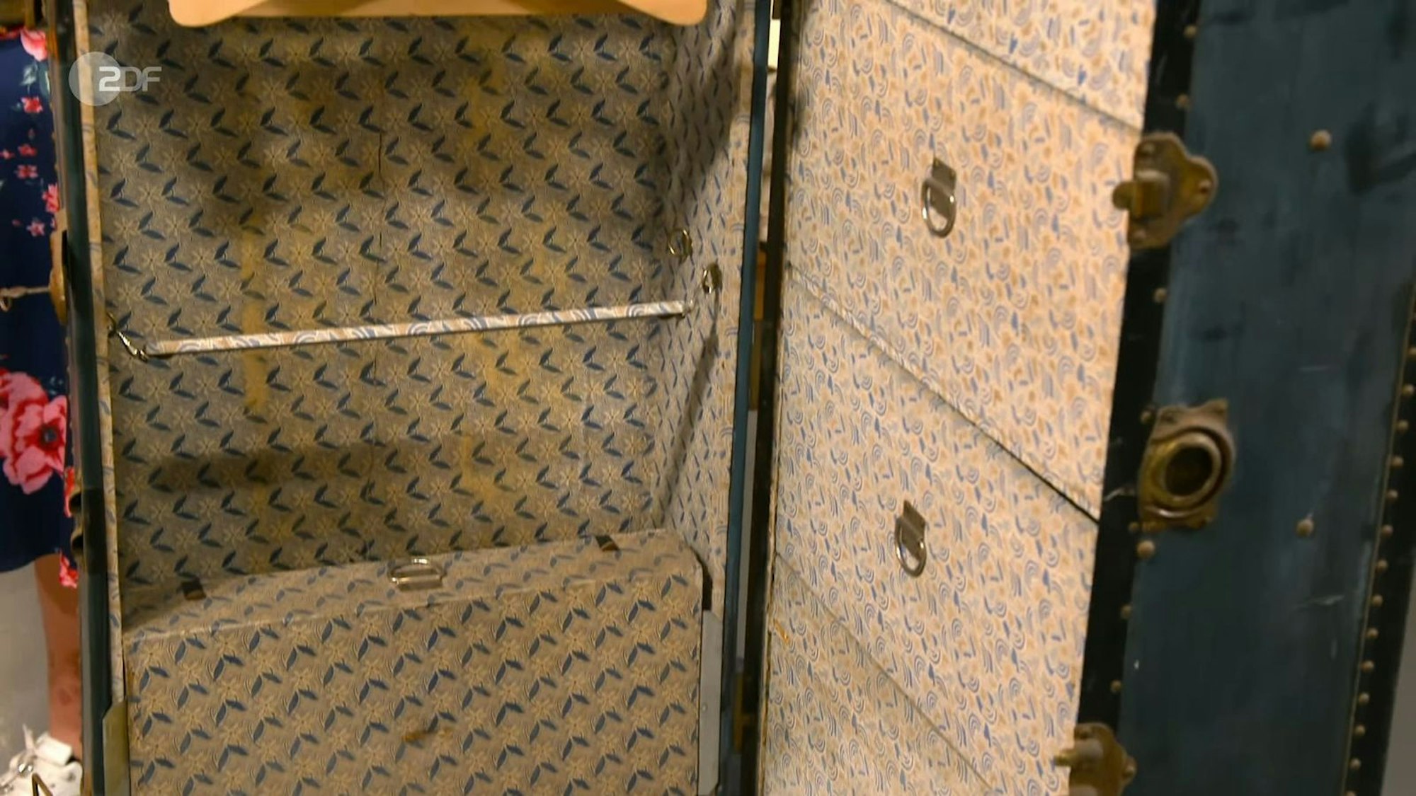 Der Experte weiß: Die meisten Beschädigungen kamen daher, dass der Koffer „einfach nur schlecht gestanden hat“.
(Bild: ZDF)