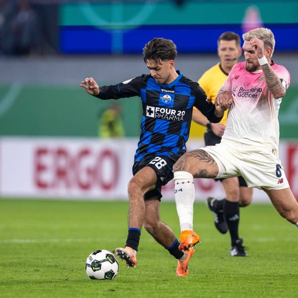 Lucas Copado (SC Paderborn, l.) und Robert Andrich (Bayer Leverkusen) kämpfen um den Ball.