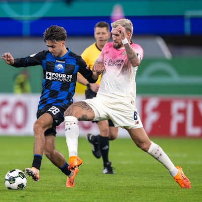 Lucas Copado (SC Paderborn, l.) und Robert Andrich (Bayer Leverkusen) kämpfen um den Ball.