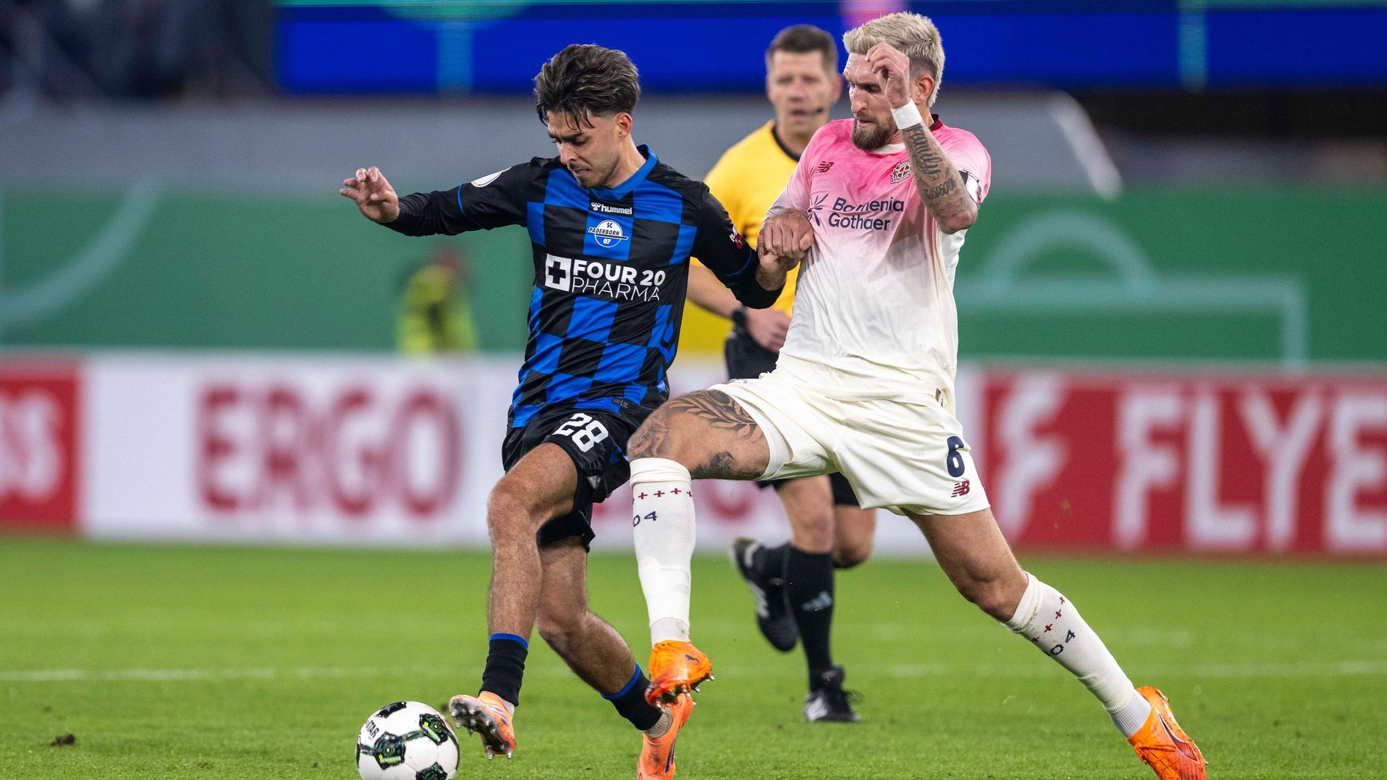 Lucas Copado (SC Paderborn, l.) und Robert Andrich (Bayer Leverkusen) kämpfen um den Ball.