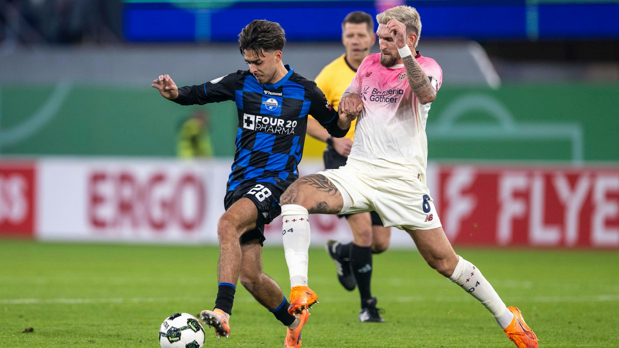 Lucas Copado (SC Paderborn, l.) und Robert Andrich (Bayer Leverkusen) kämpfen um den Ball.