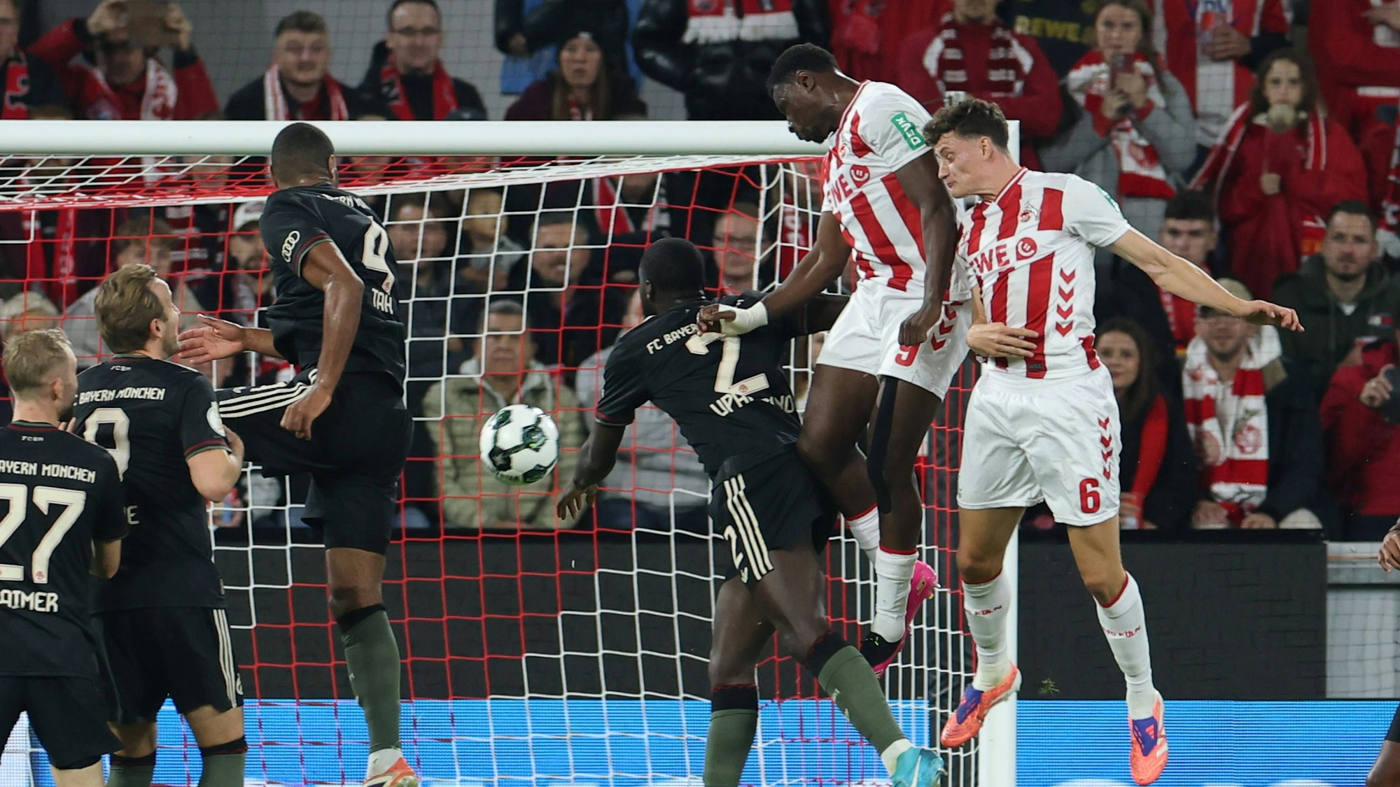 GER, DFB Pokal, 2.Runde, 1. FC Koeln vs. FC Bayern Muenchen / 29.10.2025, Rheinenergiestadion, , Koeln, GER, DFB Pokal, 2.Runde, 1. FC Koeln vs. FC Bayern Muenchen, im Bild: Torchance fuer Ragnar Ache FC Koeln 9, *** GER, DFB Pokal, 2 Runde, 1 FC Koeln vs FC Bayern Muenchen 29 10 2025, Rheinenergiestadion, , Koeln, GER, DFB Pokal, 2 Runde, 1 FC Koeln vs FC Bayern Muenchen, im Bild Torchance für Ragnar Ache FC Koeln 9 , nordphotoxGmbHx/xMeuter nph00351