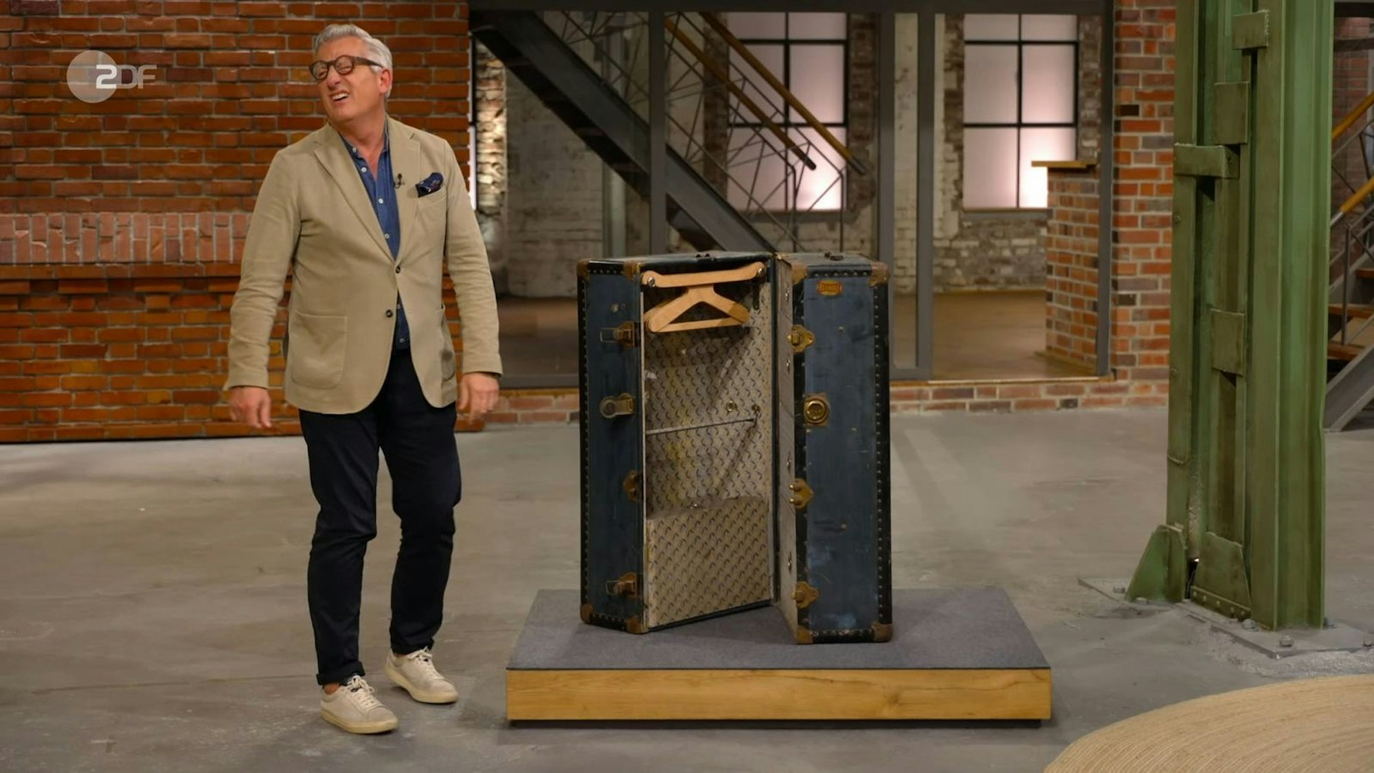 Erst wandte sich der „Bares für Rares“-Händler Markus Wildhagen angewidert vom Koffer ab. Doch dann wollte er ihn unbedingt haben...
(Bild: ZDF)