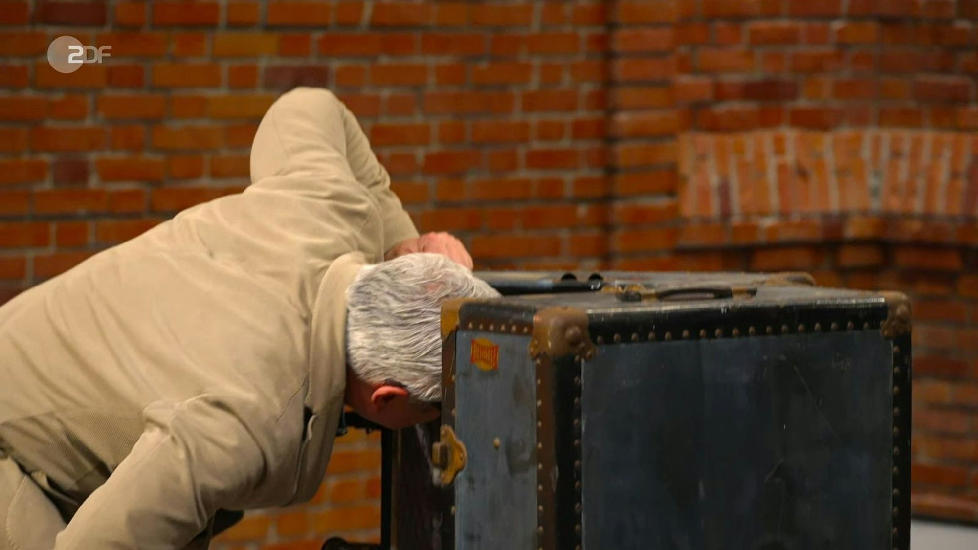 Markus Wildhagen machte sofort den Geruchstest und drehte sich angewidert weg: „Er müffelt!“ (Bild: ZDF)