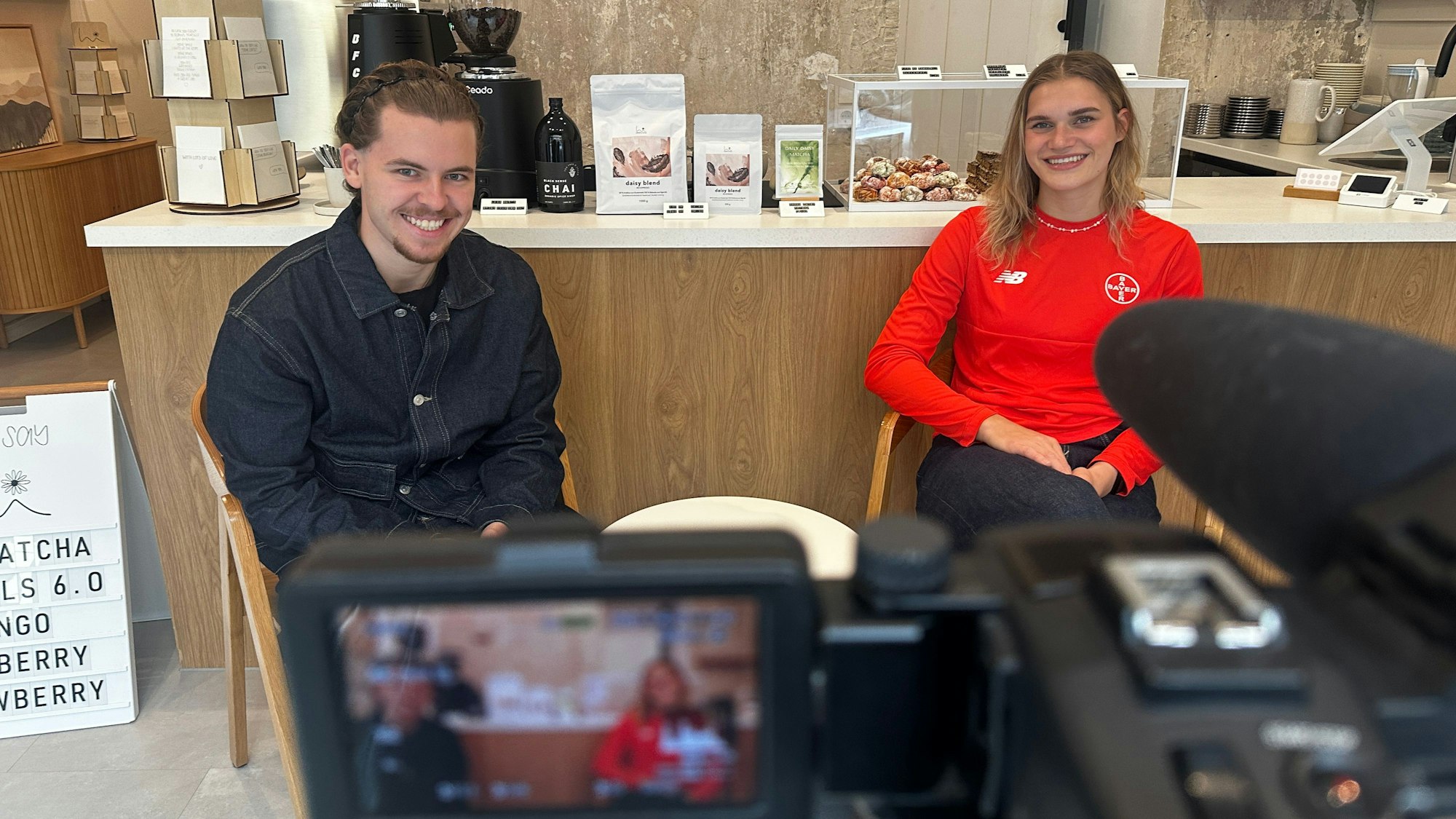 Ernesto Scherer im Interview mit Hürdenläuferinnen-Talent Franziska Schuster.