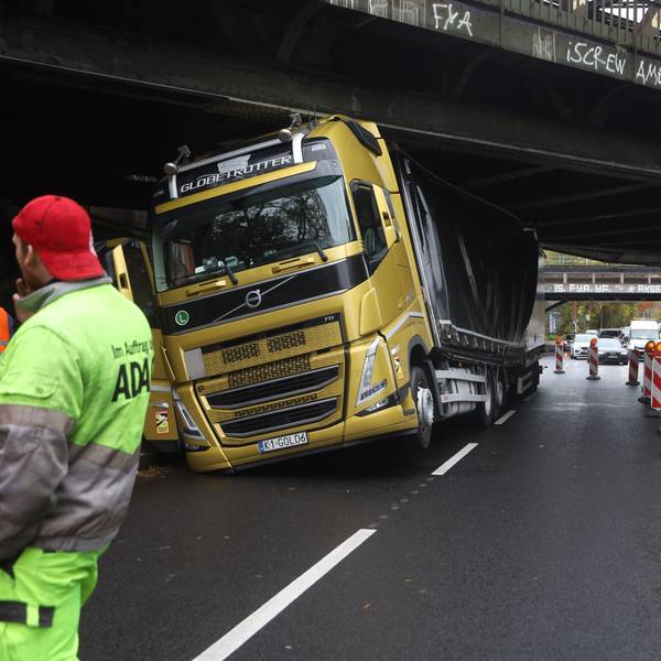Auf der Inneren Kanalstraße ist ein Lkw unter einer Brücke hängen geblieben.