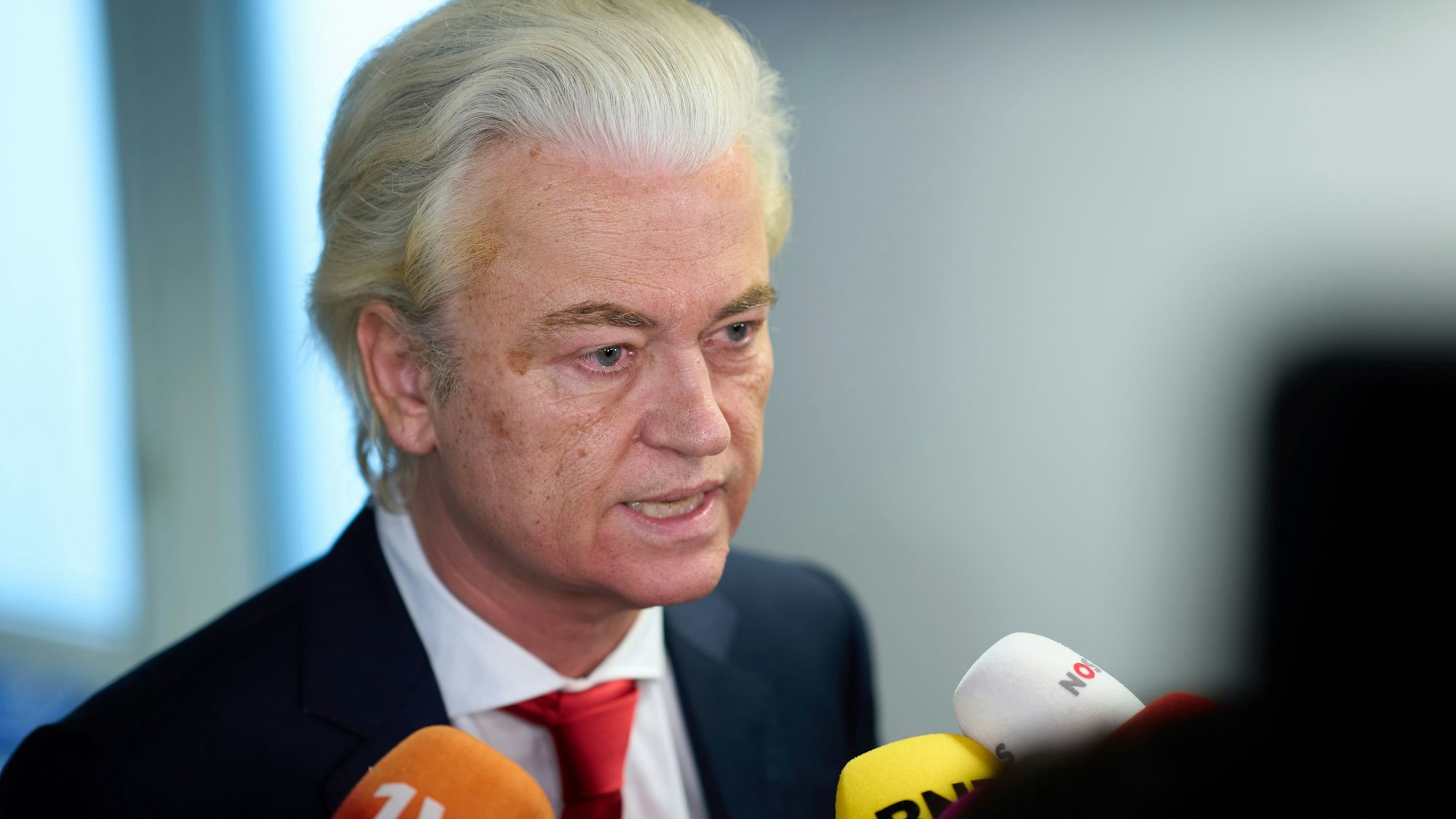 Der Rechtspopulist Geert Wilders, Vorsitzender der Partei für die Freiheit (PVV), spricht zu den Medien. (Archivbild)