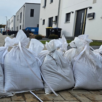 Zu sehen sind Sandsäcke.