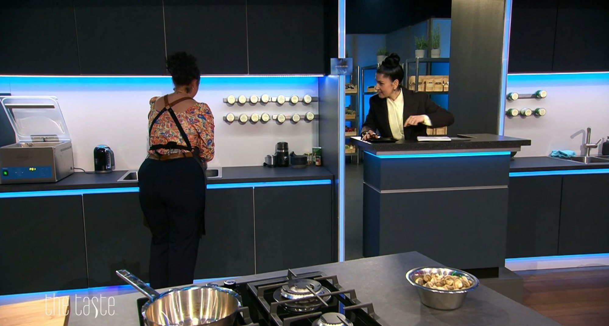 Während Franca kochte, musste ihre Mentorin Elif (rechts) immer wieder eingreifen. Kein gutes Zeichen... (Bild: Joyn / Screenshot)