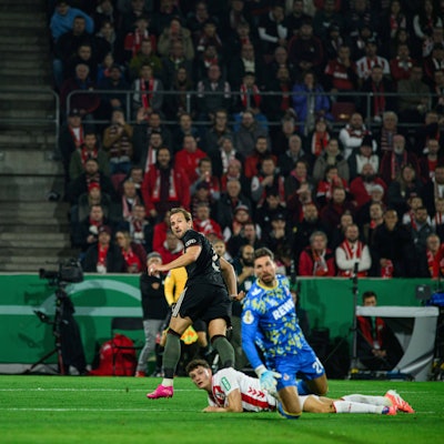 Kane hat getroffen, Zieler und Martel sind geschlagen – der FC Bayern führt 2:1 in Müngersdorf.