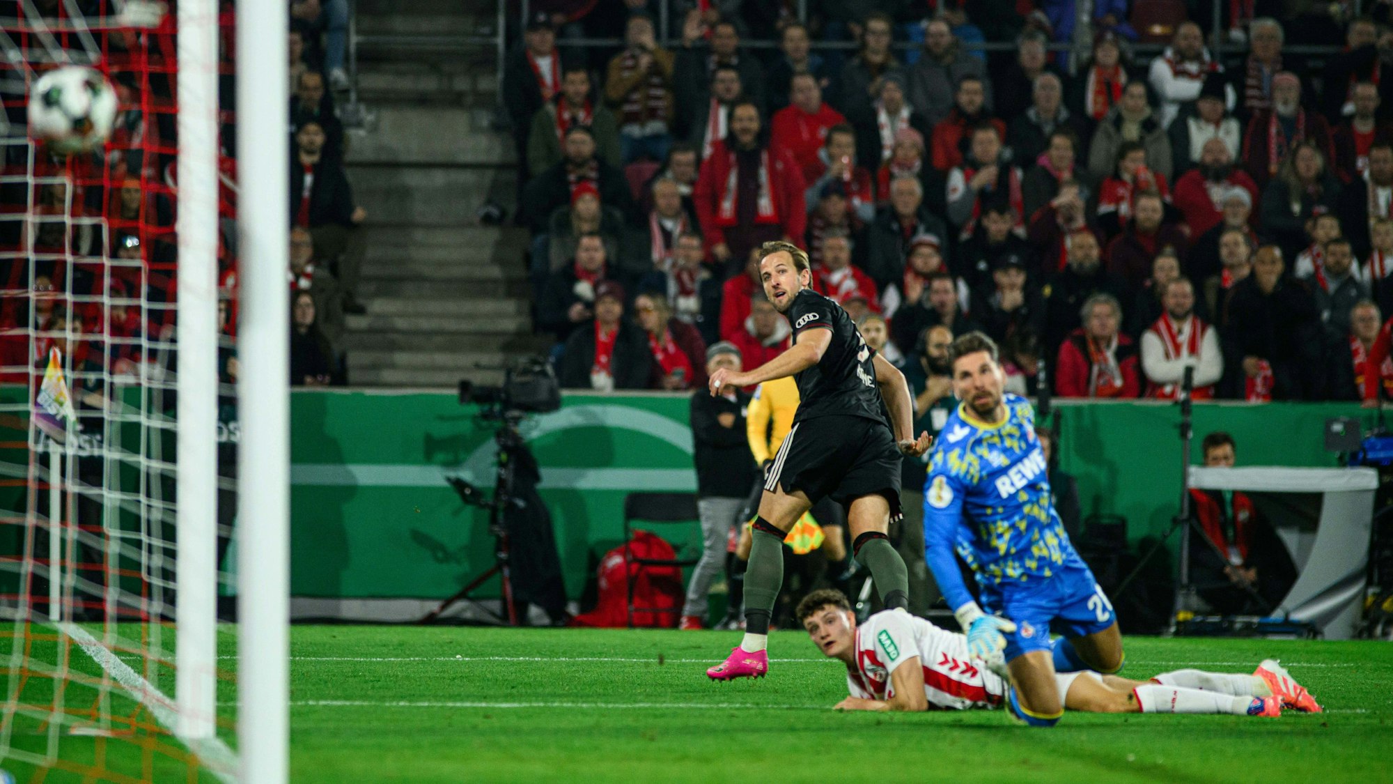 Kane hat getroffen, Zieler und Martel sind geschlagen – der FC Bayern führt 2:1 in Müngersdorf.