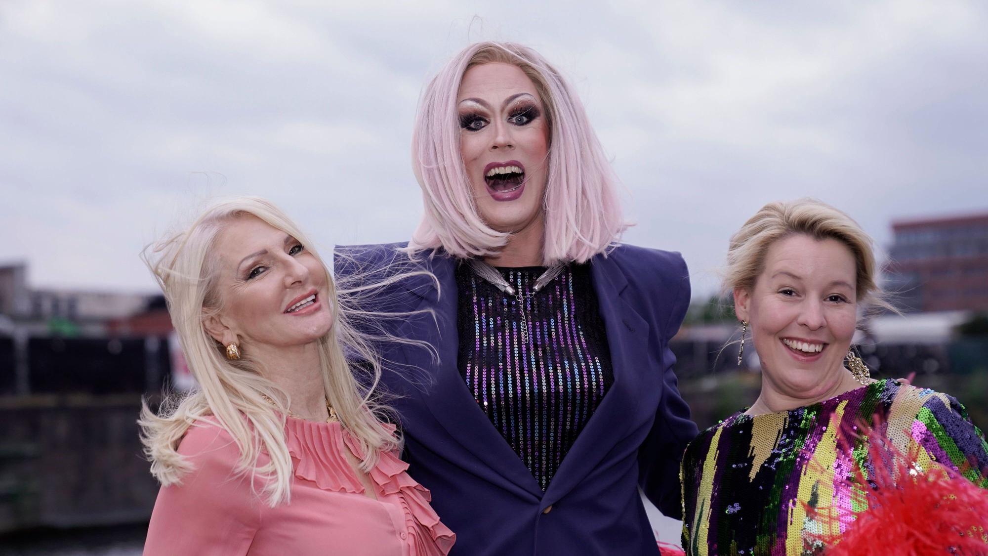 Jurassica Parka (m) beim CSD-Event der Berliner SPD auf der Spree 2021 – gemeinsam mit Franziska Giffey (r) und Désirée Nick (l) auf dem Schiff „MS Ernst Reuter“.