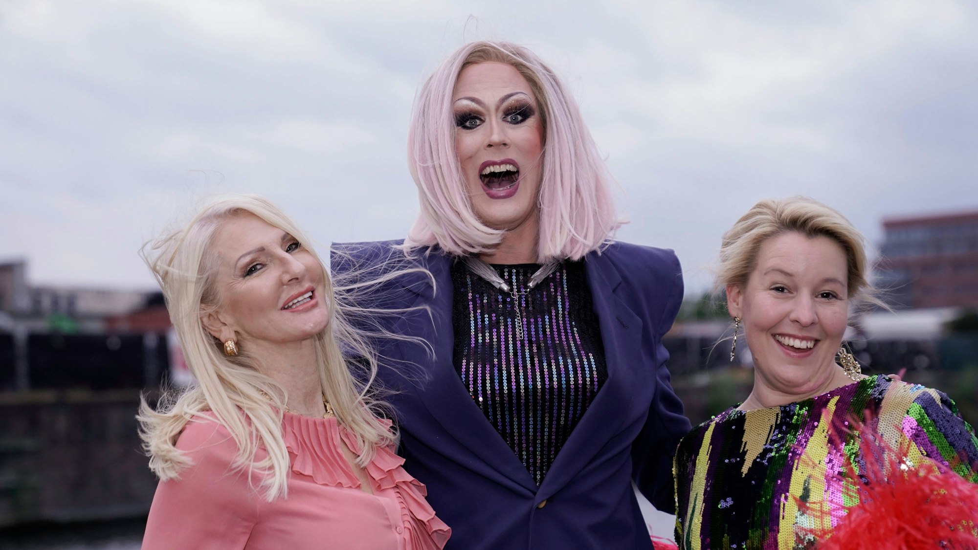 Jurassica Parka (m) beim CSD-Event der Berliner SPD auf der Spree 2021 – gemeinsam mit Franziska Giffey (r) und Désirée Nick (l) auf dem Schiff „MS Ernst Reuter“.