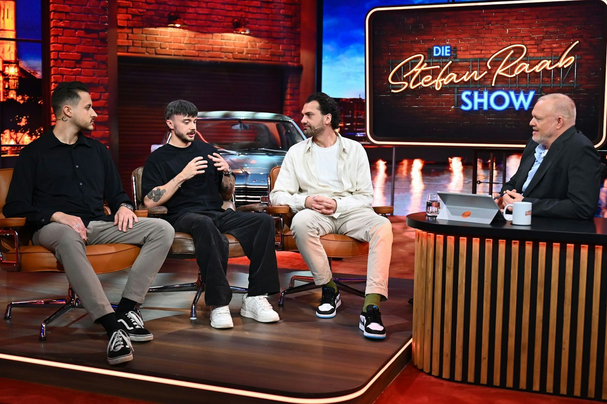 Neben Jimi Blue Ochsenknecht waren bei Raab (rechts) auch die Geisterjäger Dennis und Leon zu Gast. (Bild: RTL / Raab Entertainment / Julia Feldhagen)