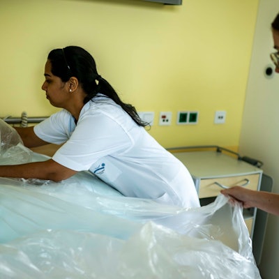 Das Bild zeigt zwei Pflegekräfte auf einer Station im Marien-Hospital in Euskirchen.