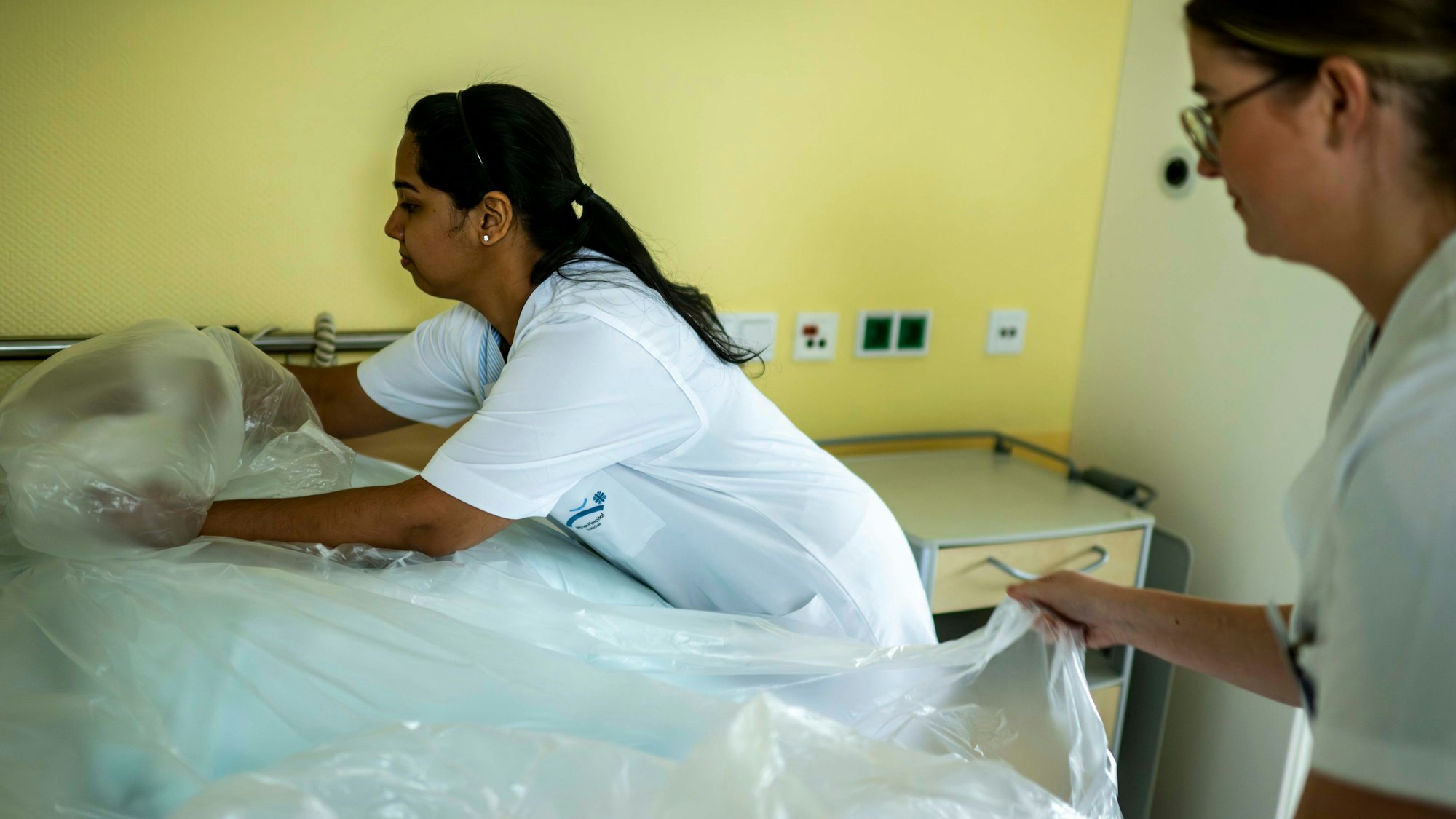 Das Bild zeigt zwei Pflegekräfte auf einer Station im Marien-Hospital in Euskirchen.