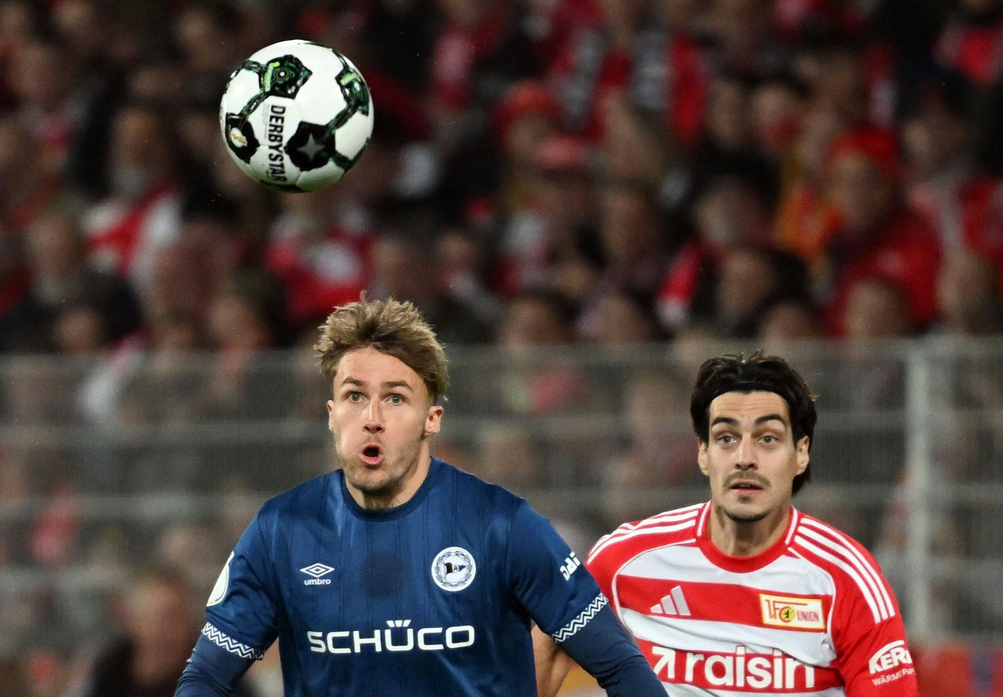 Bielefelds Kunze (l.) und Union Leite (r.) visieren den Ball an.