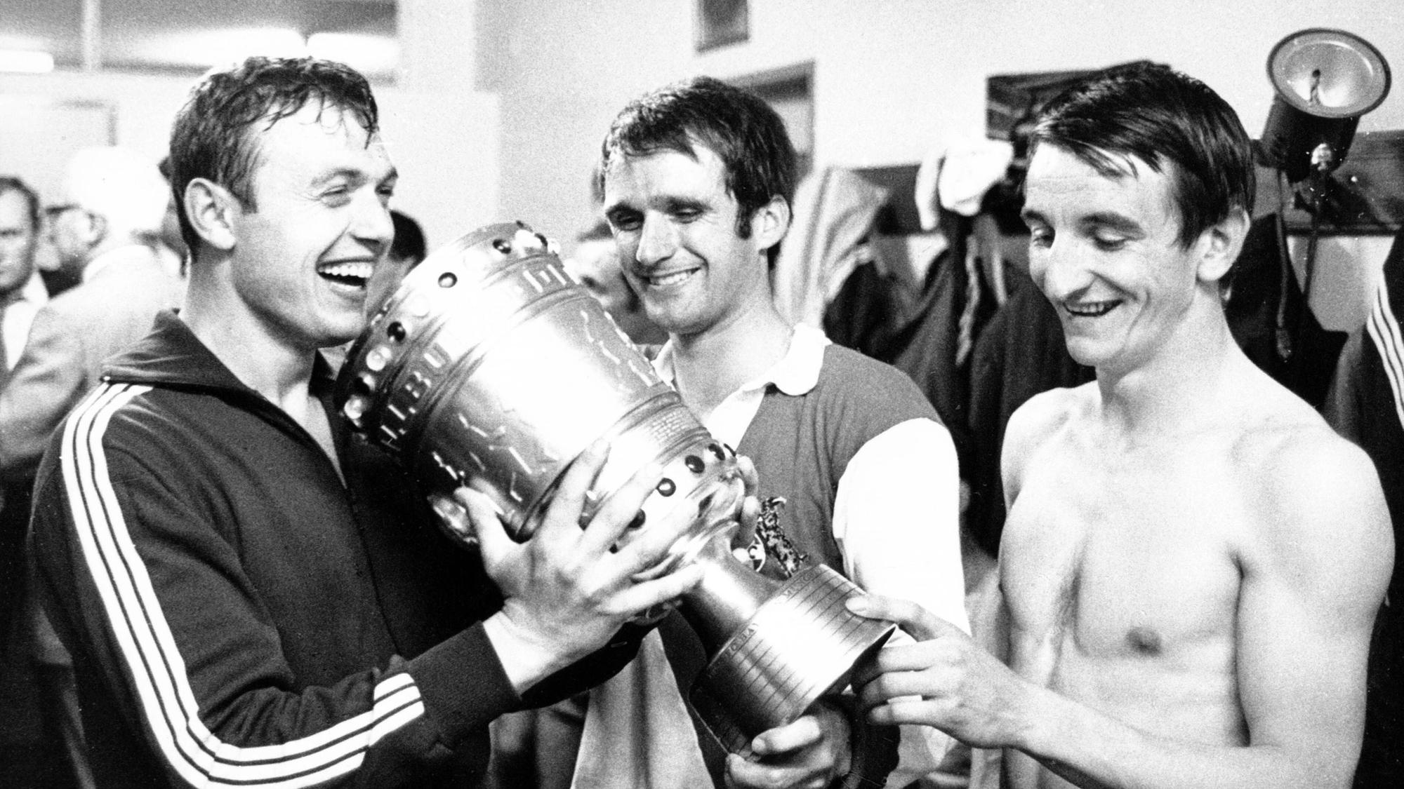Die FC-Spieler Carl-Heinz Rühl, Wolfgang Overath und Hannes Löhr mit dem DFB-Pokal.