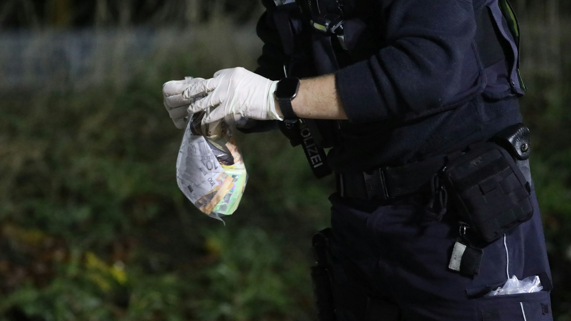 Dicke Bündel mit Geldscheinen fanden die Polizisten in dem Wagen.