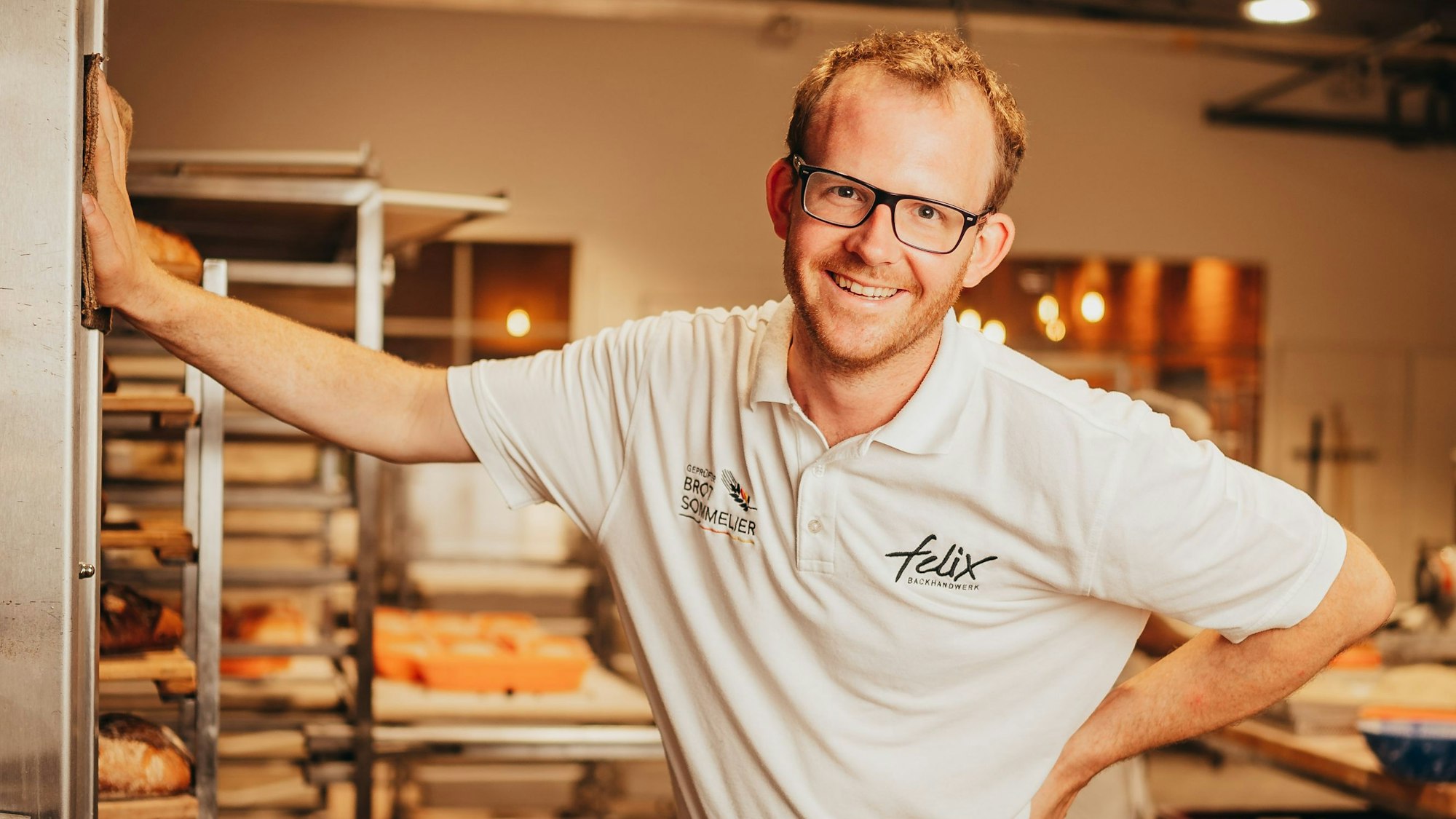 Ein Mann steht in einer Backstube.