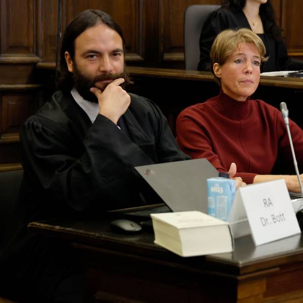 Christina Block (r), deutsche Gastronomin und Unternehmerin, und Anwalt Ingo Bott, Verteidiger von Block, sitzen während des Prozesses wegen mutmaßlicher Kindesentführung im Gerichtssaal im Landgericht Hamburg.