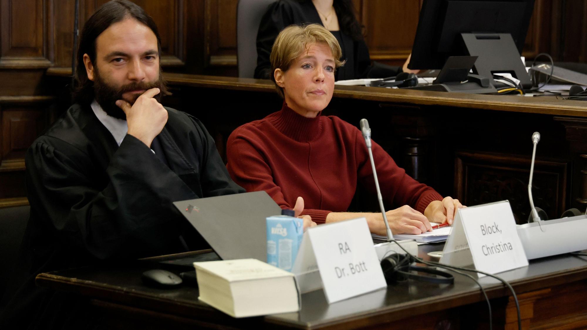 Christina Block (r), deutsche Gastronomin und Unternehmerin, und Anwalt Ingo Bott, Verteidiger von Block, sitzen während des Prozesses wegen mutmaßlicher Kindesentführung im Gerichtssaal im Landgericht Hamburg.