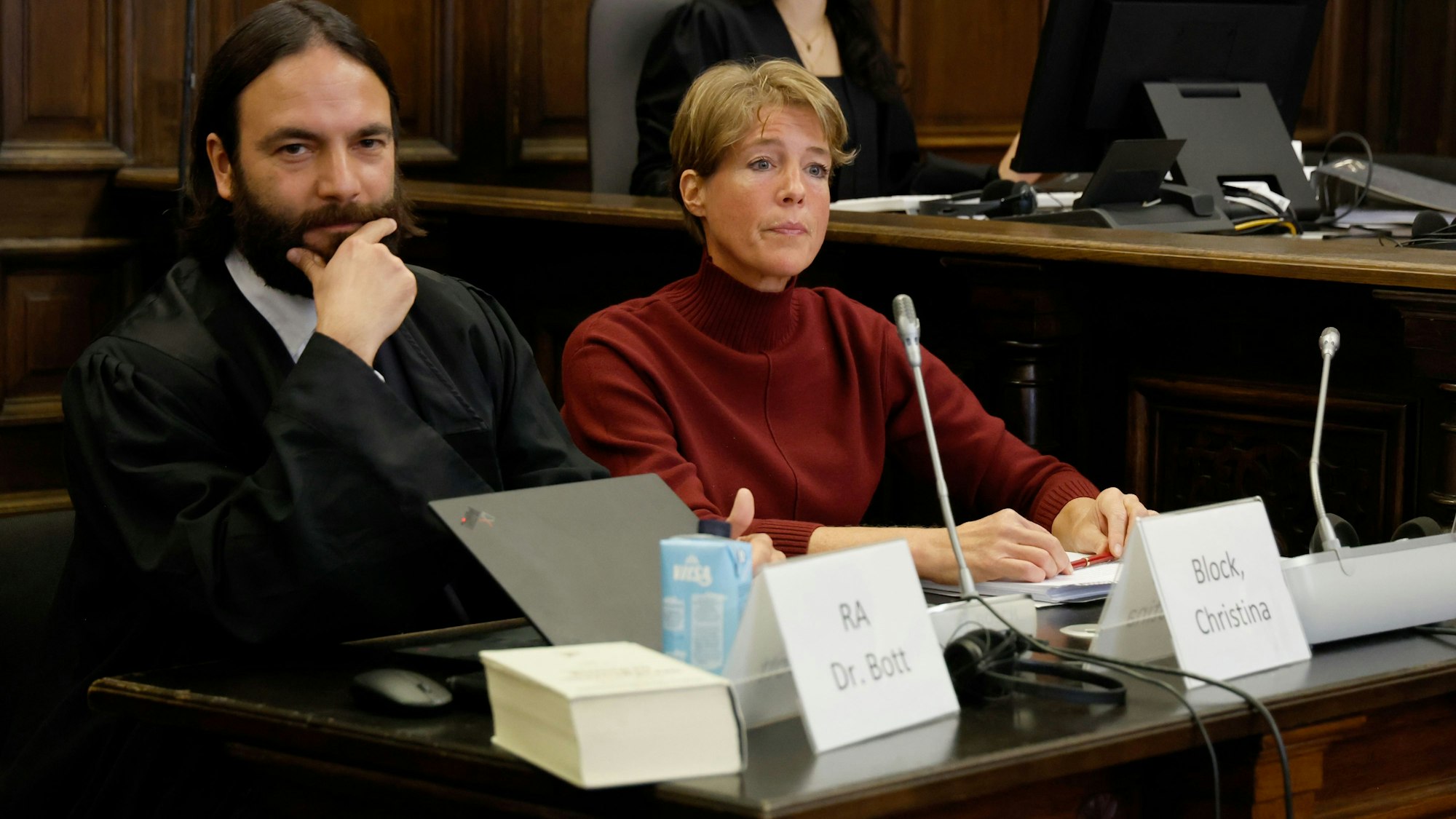 Christina Block (r), deutsche Gastronomin und Unternehmerin, und Anwalt Ingo Bott, Verteidiger von Block, sitzen während des Prozesses wegen mutmaßlicher Kindesentführung im Gerichtssaal im Landgericht Hamburg.