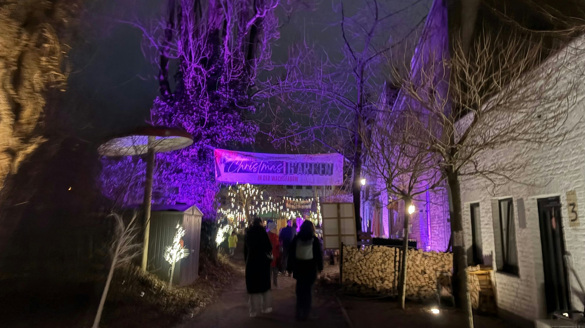 Eingang zum Gelände der Wachsfabrik zu Zeiten eines Weihnachtsmarktes dort.