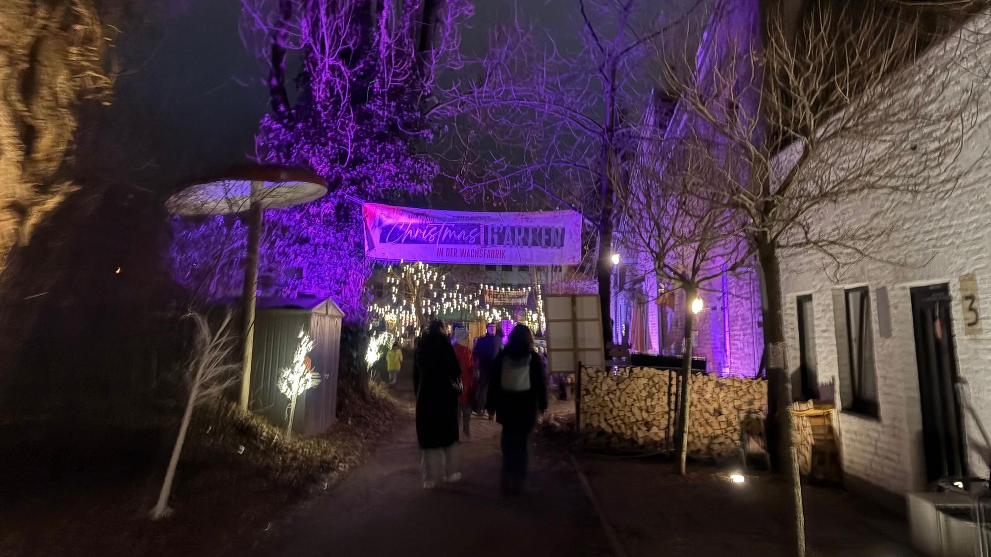 Beleuchter Eingang zum Weihnachtsmarkt an der Wachsfabrik. (Archivbild)