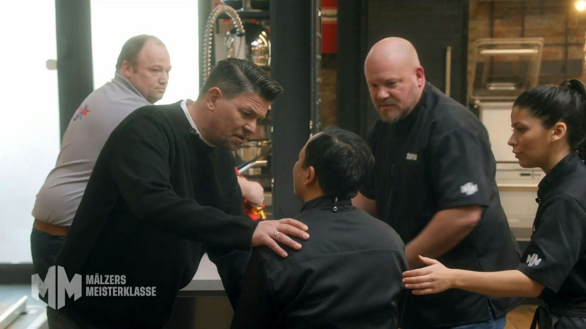 Zum Auftakt seiner neuen VOX-Show nimmt Tim Mälzer (vorne links) eine schwere Schnittverletzung in Augenschein. (Bild: RTL)