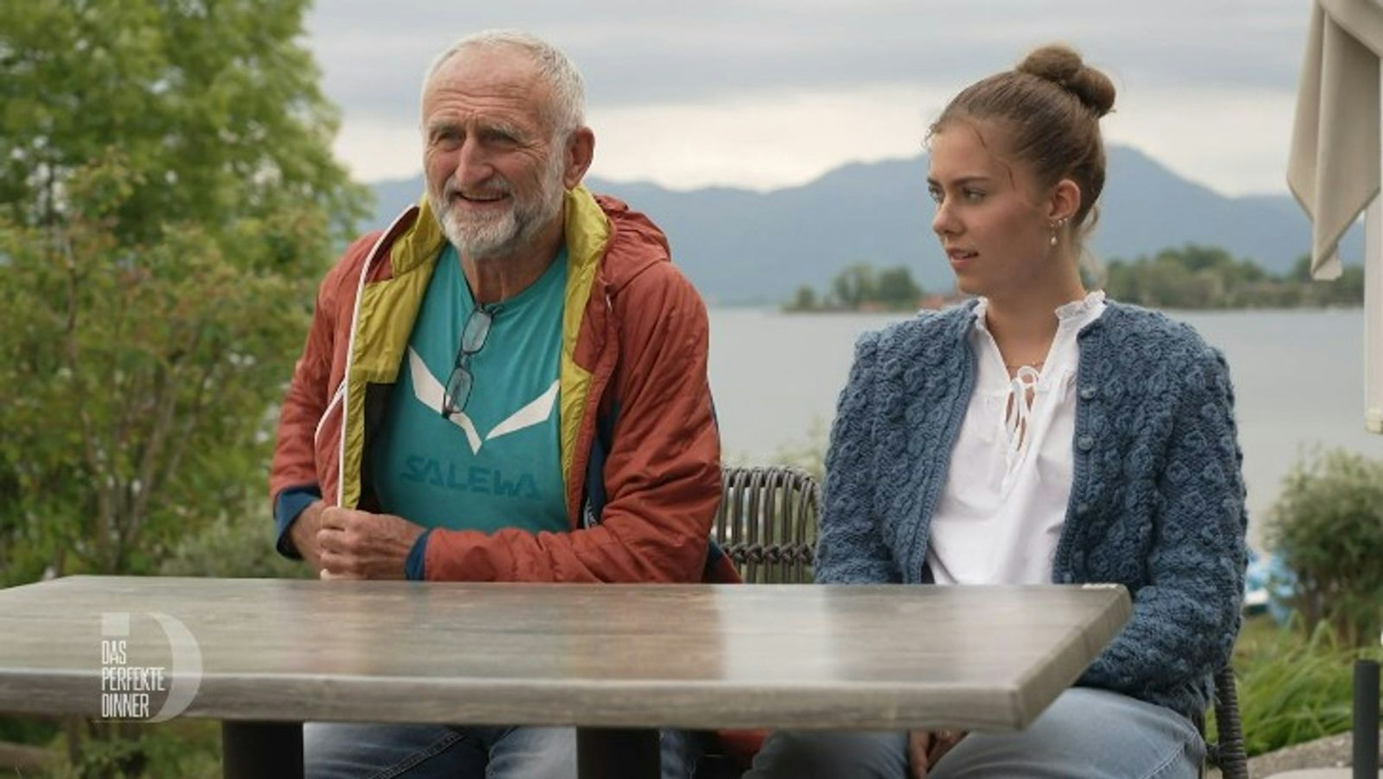 Die Jüngste und der Älteste: Pia (19) und Franz (64) vor herrlicher Chiemsee-Landschaft. (Bild: RTL)